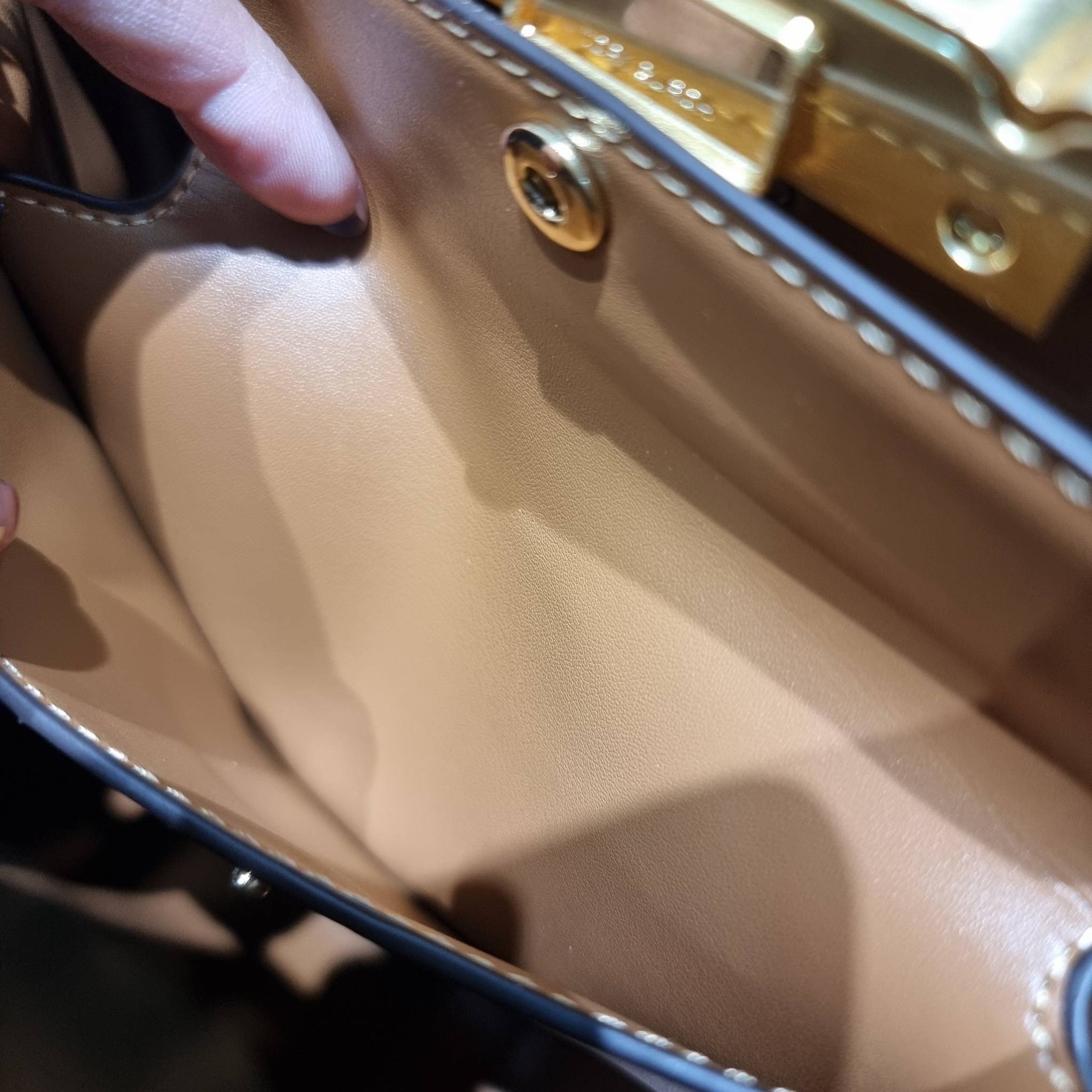 TORY BURCH ELEANOR SPAZZOLATO SATCHEL ใหม่และดูดีเกินต้าน กับกระเป๋าถือทรงสวย ใบใหญ่ ดีไซน์ผู้ดีเรียบหรู ถือขับผิวไปเลยทุกสี สวยคม มาพร้อมหูจับในตัว