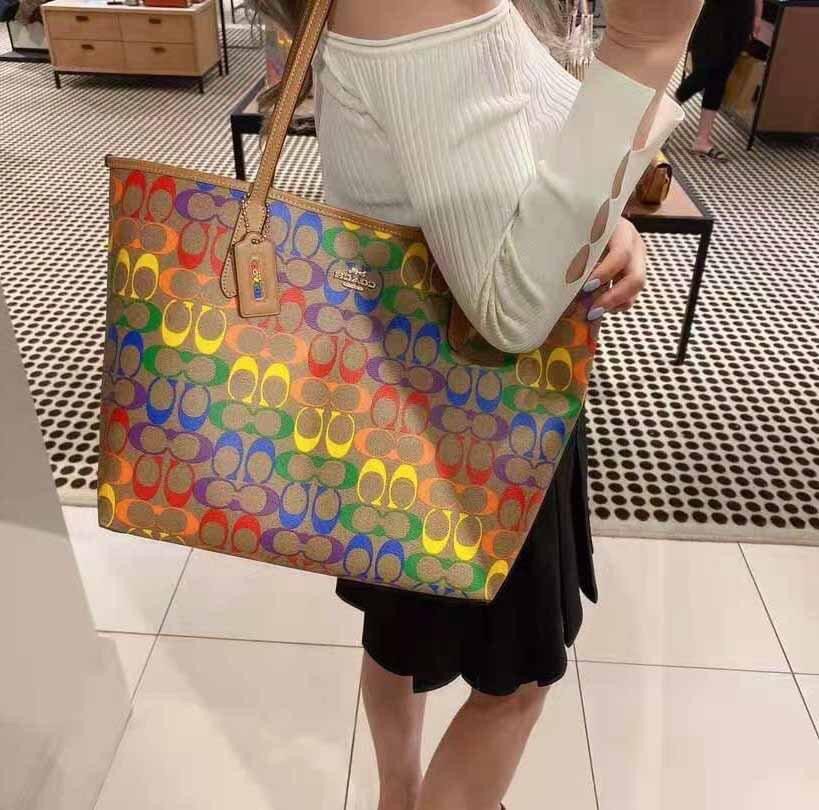 COACH CITY TOTE IN RAINBOW SIGNATURE CANVAS C4181 กระเป๋าสะพายข้างทรงโท้ทใบใหญ่ หนังลาย C สกรีนลายโค้ช รุ่นนี้ ปากกระเป๋าไม่มีชิป มีกระดุม แม่เหล็ก ด้านในมีช่องซิปไว้ใส่กระเป๋าเงินได้คะ เป็น รุ่นยอดนิยมคะ จุของได้เยอะมาก