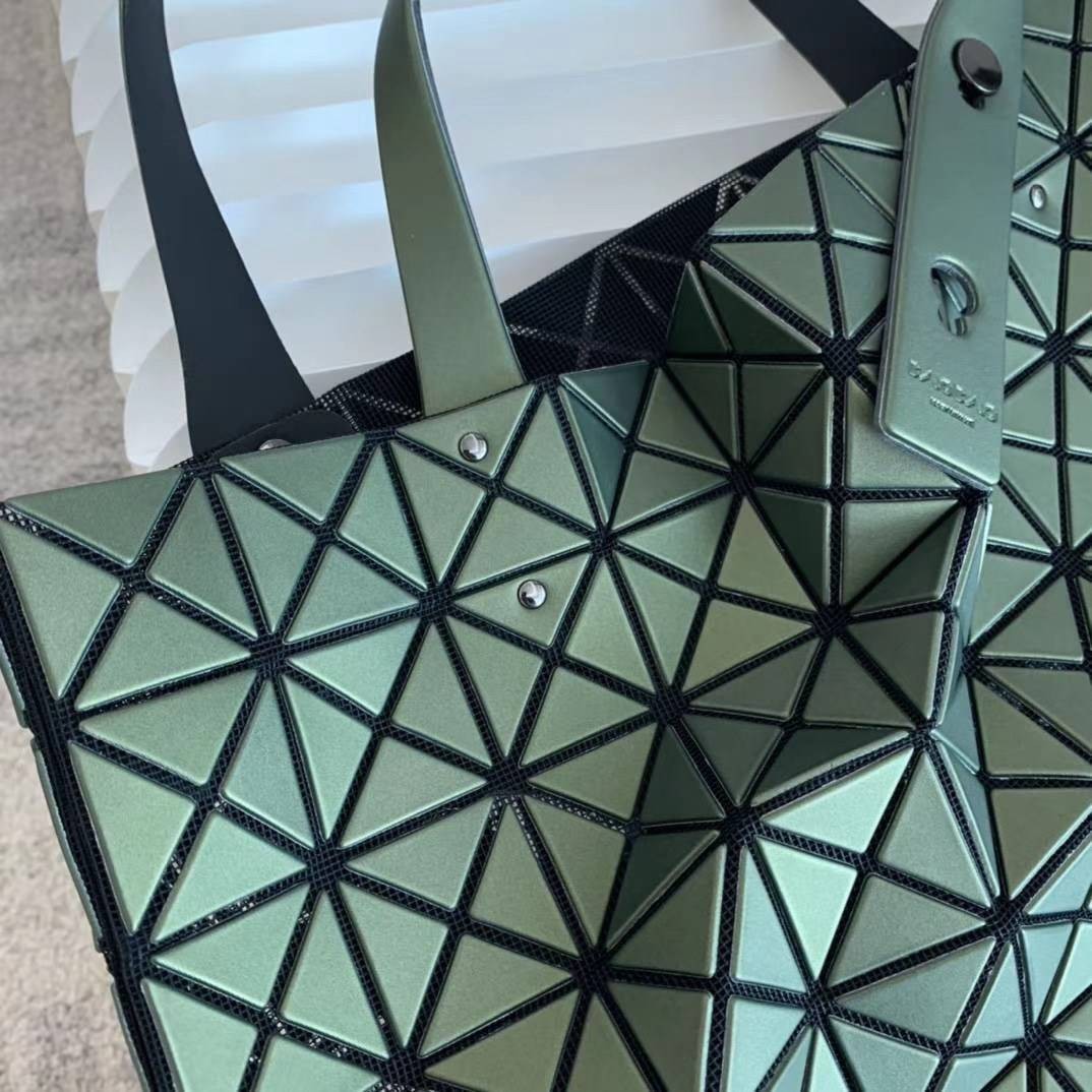 BAOBAO ISSEY MIYAKE 10x10 BLOCK TOTE BAG 39cm กระเป๋าถือทรง shopping โท้ทใบใหญ่ลายตาราง เกรดออริจินอล ภาพสินค้าถ่ายจากงานขายจริง ใช้งานต่างประเทศได้