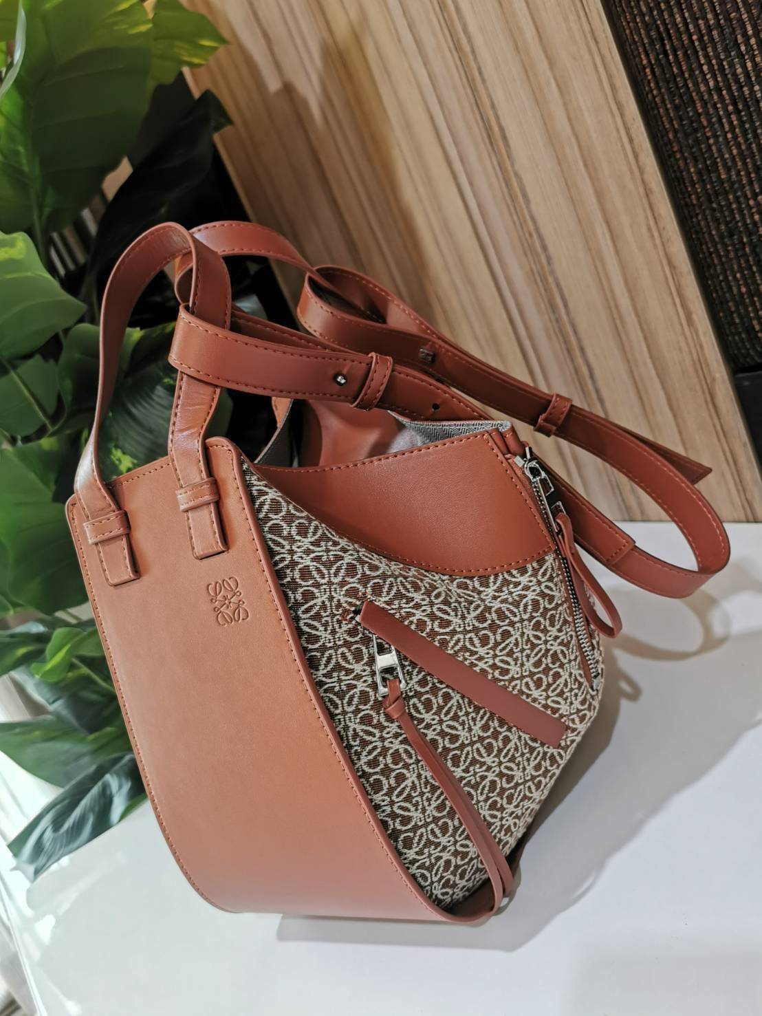 LOEWE ANAGRAM SHOULDER BAG VIP กระเป๋าถือหรือสะพาย รุ่นหายากสุดเลอค่าวัสดุ Anagram Canvas ตัดหนังแท้ Calfskin สุดคลาสสิค ขนาดกำลังดี น้ำหนักเบา ภายในโล่งกว้างและจุ ใส่กล้อง มือถือ ของใช้ได้เยอะ มาพร้อมหูสั้นหนังแท้หิ้วถนัดมือและสายหนังยาวสะพายไหล่หรือ Cro