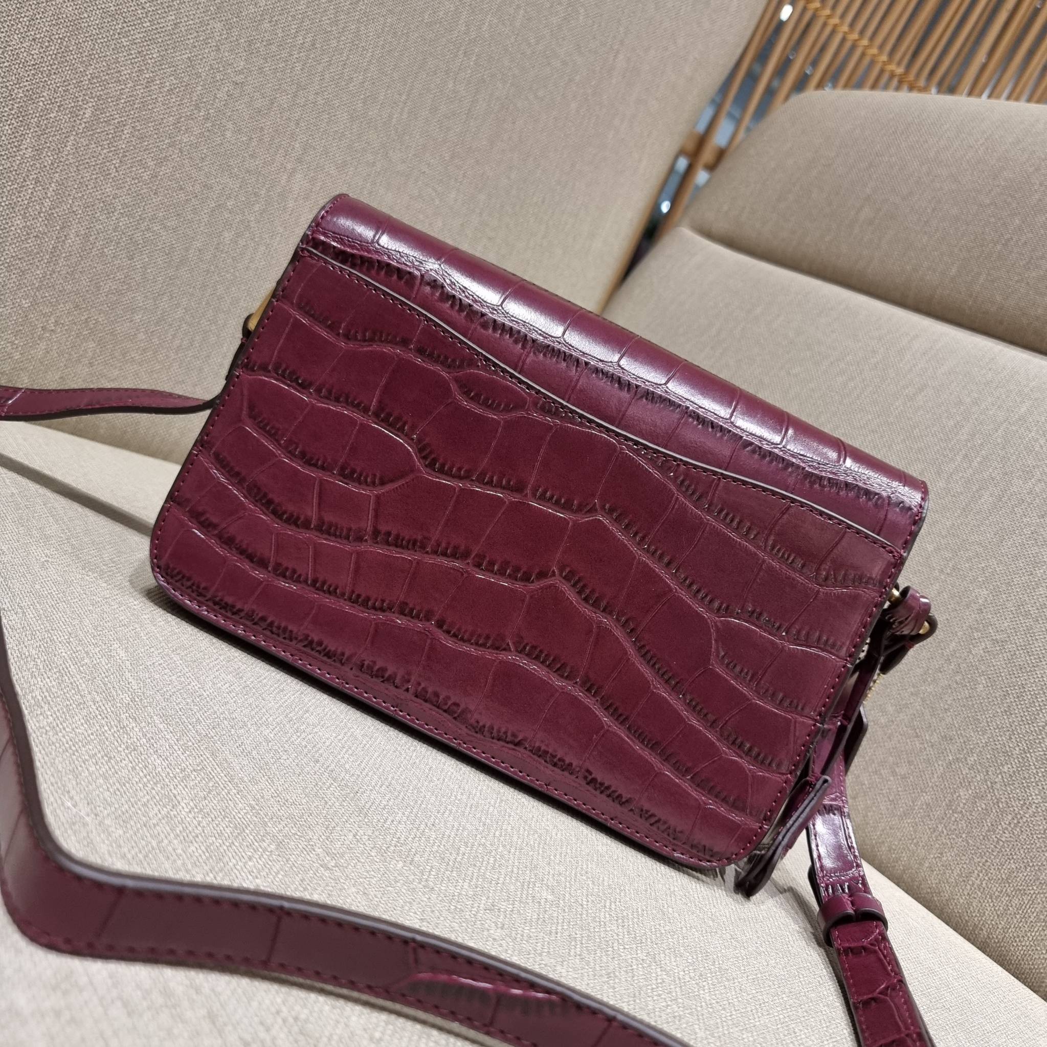 OUTLET 】COACH STUDIO SHOULDER BAG IN SIGNATURE CANVAS (C6639 C6640) สีใหม่รับความเฮง กับคอลเลคชั่นใหม่สุดอีกหนึ่ง!! มาแบบเลิศๆหรูๆมากแม่ กระเป๋าสะพายข้างลุคไฮน์ ที่ดีไซน์ออกมาได้ปัง และดูแพงมากๆ ด้วยดีเทลคลาสสิคผสานความเป็นเอกลักษณ์ เรียบง่ายแต่แฝงความมีด