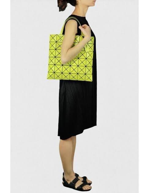 BAO BAO ISSEY MIYAKE LUCENT ONE-TONE กระเป๋า Bao Bao จากแบรนด์ดัง Issey Miyake แบรนด์แฟชั่นจากประเทศญี่ปุ่น ซึ่งมีสินค้ามากมายไม่ว่าจะเป็นเสื้อผ้า นาฬิกา น้ำหอม และที่ขาดไม่ได้นั่นก็คือ กระเป๋า Bao Bao ที่มีความพิเศษในเรื่องของวัสดุและดีไซน์ที่ครองใจสถาปน