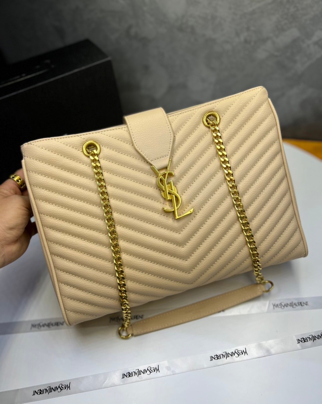 หนังแท้ Saint Laurent YSL Monogram Shopping Large Tote Bag กระเป๋าทรงช้อปปิ้งใบใหญ่ จุของได้เยอะ ภายในแบ่ง 2 ช่อง พร้อมซิปช่องกลาง ภาพสินค้าถ่ายจากงานขายจริง ใช้งานต่างประเทศได้