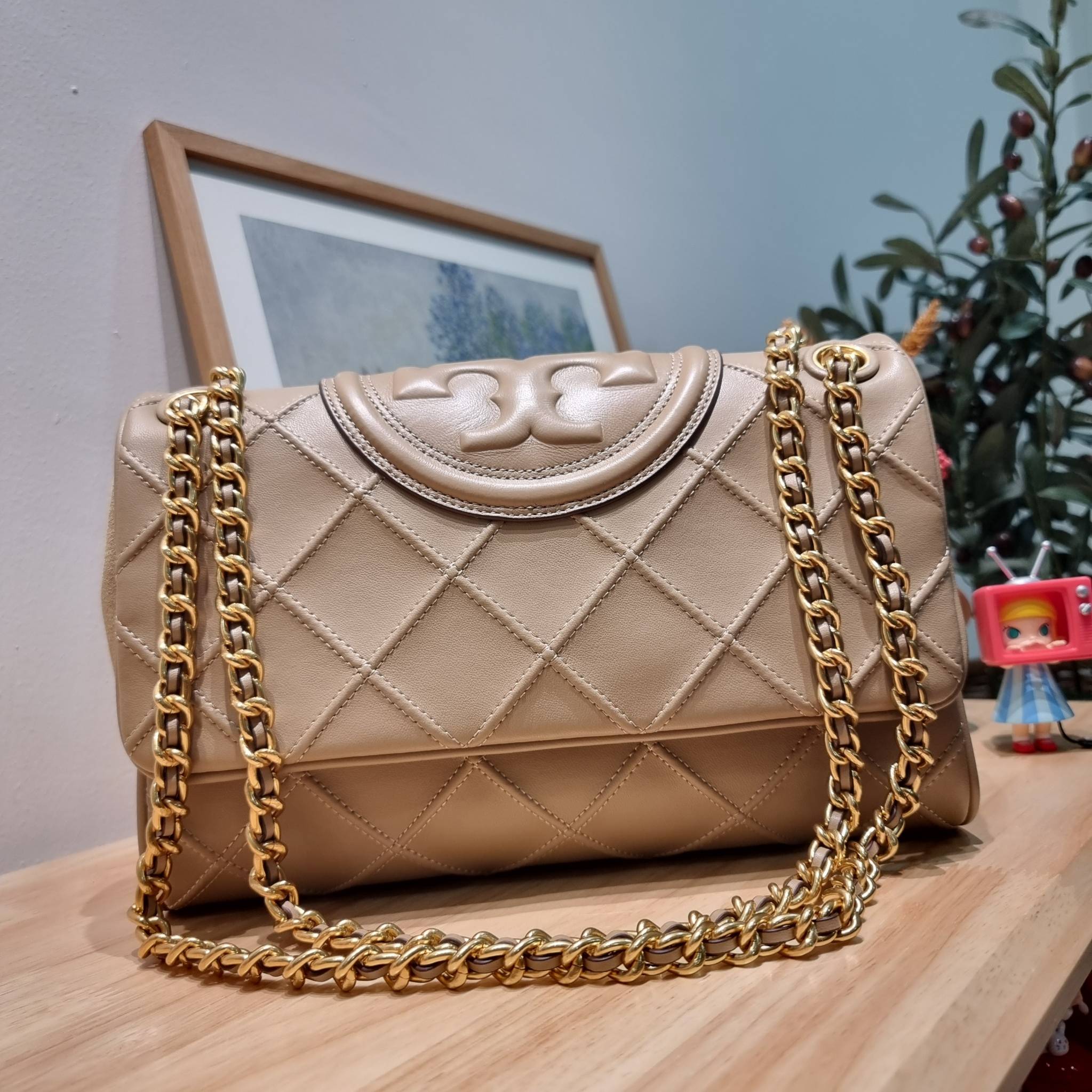 TORY BURCH FLEMING SOFT CONVERTIBLE SHOULDER BAG รุ่นหายาก กับดีไซน์ใหม่ล่าสุด มาพร้อมเสิร์ฟความสวยถึงบ้านไปเลย กับกระเป๋าสะพายไหล่ขนาดกำลังสวย หนังแท้นิ่มเต็มใบ สัมผัสสบายมือ