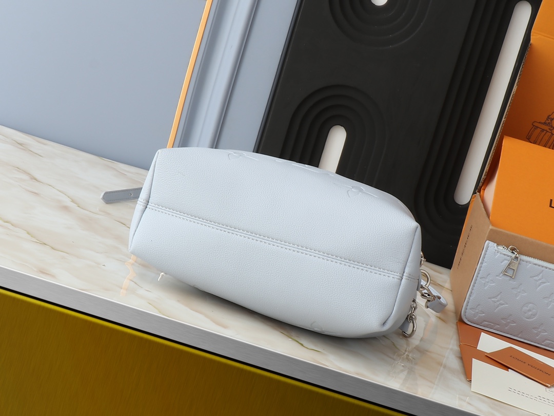 LV Bundle Monogram Empreinte Bag / LV Bella Bucket Bag กระเป๋าสะพายทรงบัคเก็ตรุ่นใหม่ ตกแต่งอะไหล่สีทองหรูหรา