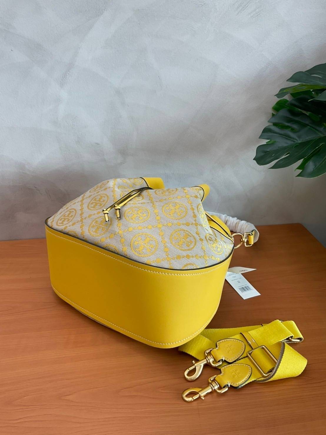 Tory burch t monogram jacquard drawstring hobo New Collection 2021 กระเป๋าถือและสะพายข้าง Monogram จาก tory burch ทำจากผ้าใบ jacquard ตัดด้วยหนังวัวแท้