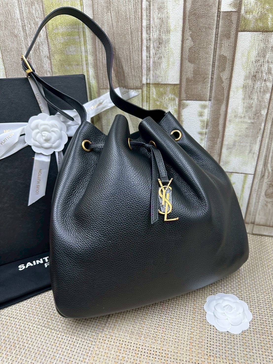 ORI หนังแท้ | YSL PARIS VII small hobo in grained leather / YSL Bucket Bag กระเป๋าสะพายทรงโฮโบบัคเก็ต งานหนังแท้ลายเกรน ฟังก์ชั่นสุดเลิศพร้อมเชือกรูด ดีไซน์รูปทรงใช้งานง่าย ภายในโล่งกว้างมาก