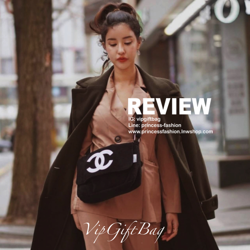 สีดำ MUST HAVE ITEM 2019 !! รุ่นยอดฮิตของ *วัยรุ่นสายสตรีท ทั่วโลก จากงาน CHANEL VIP GIFT *ของแท้100% *มีป้ายNOTFORSALE เป็นกระเป๋า ใบสวยรุ่นหายาก ขนาดกำลังดี ใช้ได้ทั้งหญิงชายเลยค่ะ ขนเฟอร์นิ่มมากกก เก็บของอย่างดี น้ำหนักเบา ด้านในมีช่องใส่ของจุกจิก MIX