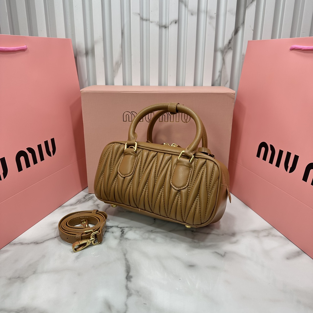 ORI หนังแท้ | MIU MIU Arcadie matelassé nappa leather bag Small 22cm กระเป๋าสะพายทรงโฮโบลุคลูกคุณหรูหราด้วยดีไซน์จับจีบนูนลวดลายสามมิติซับซ้อนเป็นเอกลักษณ์ น่ารักๆเก๋ๆ สวยดูแพง หูจับในตัวง่ายและสะดวกพกพา