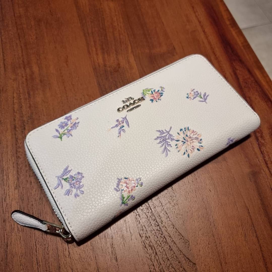 COACH ACCORDION ZIP WALLET IN SIGNATURE CANVAS WITH DAISY BUNDLE / MEADOW PRAIRIE / SPACED WILDFLOWER / DAISY BUNDLE PRINT C0033/F31778/69832 กระเป๋าสตางค์ใบยาว ลวดลายน่ารักน่าใช้มากๆ พื้นเป็นลายซีเอกลักษณ์ วัสดุหนังแคนวาสเคลือบลาย เปิด-ปิดด้วยซิปรอบ ใส่ม