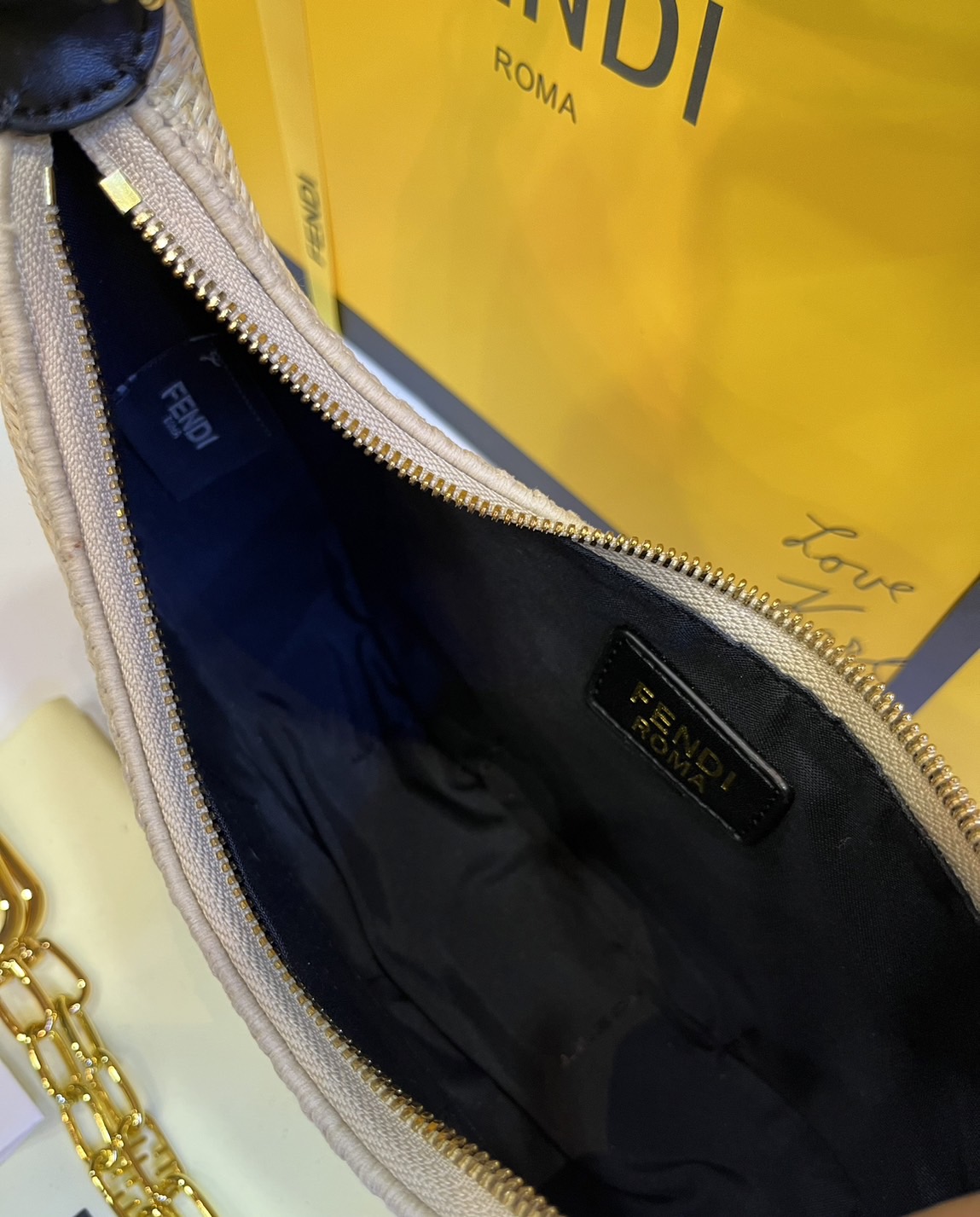 FENDI Fendigraphy Small Natural straw bag / Fendi hobo bag 25cm พร้อมส่ง กระเป๋าสะพายไหล่เฟนดิ Natural straw รุ่นใหม่ สวยหรู **สินค้าเกรดออริจินอล 1:1 สลับแท้