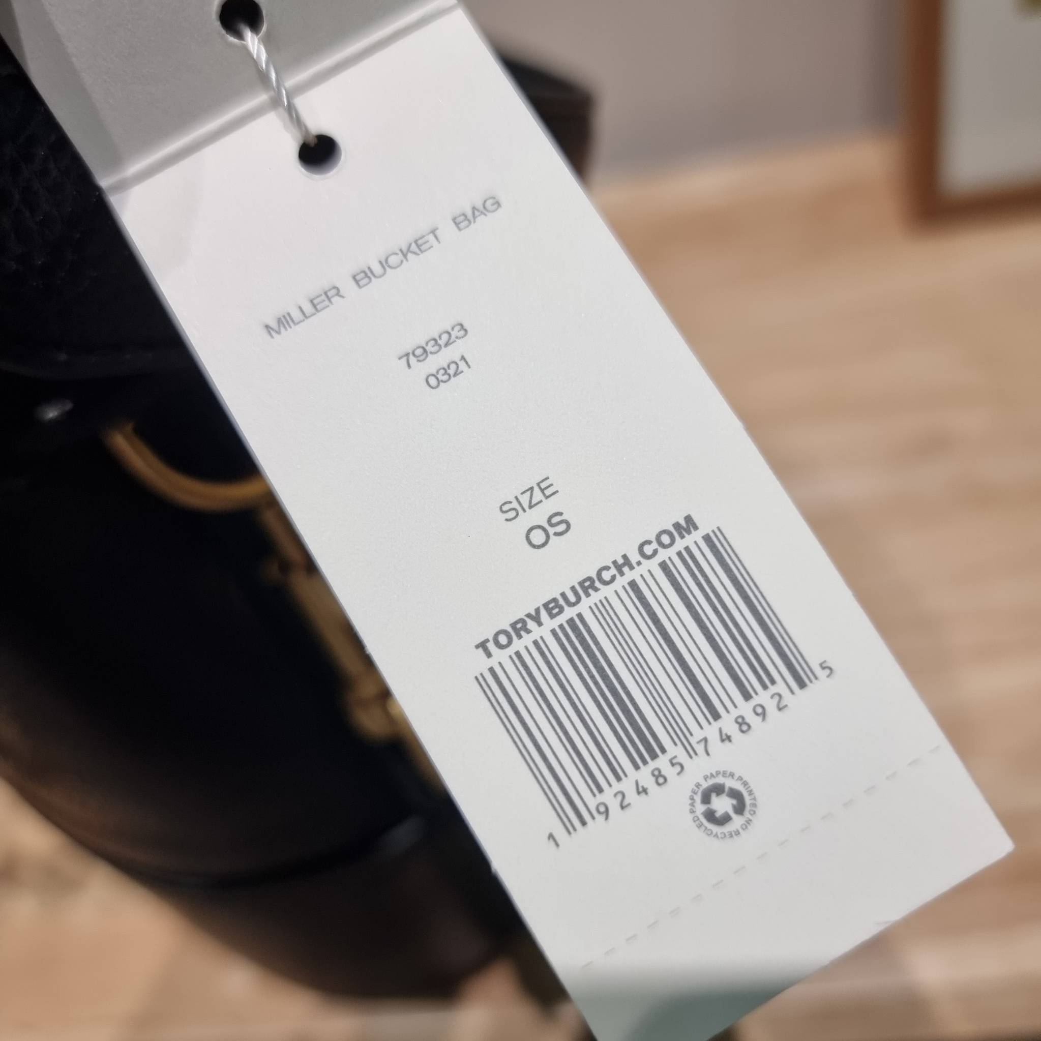 TORY BURCH MILLER BUCKET BAG / Tory Burch Bag รุ่นยอดนิยม สวยหรู ดูผู้ดี กับกระเป๋าสะพายบัคเก็ตใบใหญ่ โดดเด่นด้วยโลโก้สีทอง รูปทรงคลาสสิค ใช้งานง่ายด้วยหนังรูด