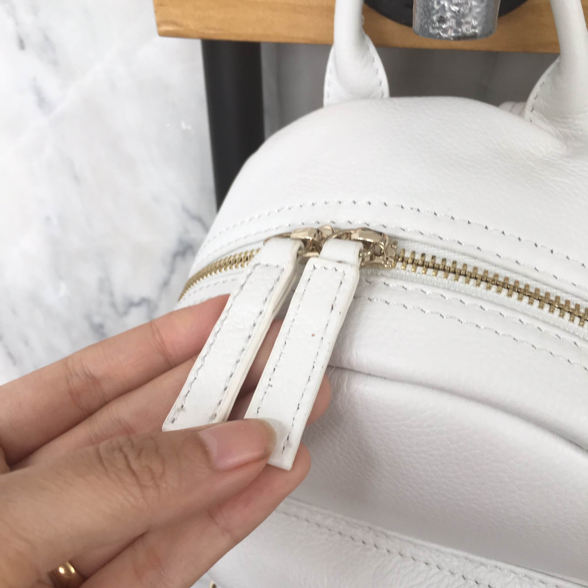 รุ่นใหม่ล่าสุดเลย ห้ามพลาดน๊า !!! งานหนังแท้ ทางร้านได้ รุ่นสุด Chic ทรง mini mini น่ารักๆ จากแบรนด์ KEEP มาฝากคะ (( สี White rose )) กระเป๋า หนังแท้เนื้อดี ลายหนังชัด ทนทานคะ น้ำหนักเบา ดีไซด์ ทันสมัย เข้าได้กับทุกชุด สายสะพายเป็นหนังมีอัดแผ่นรองเพิ่มควา