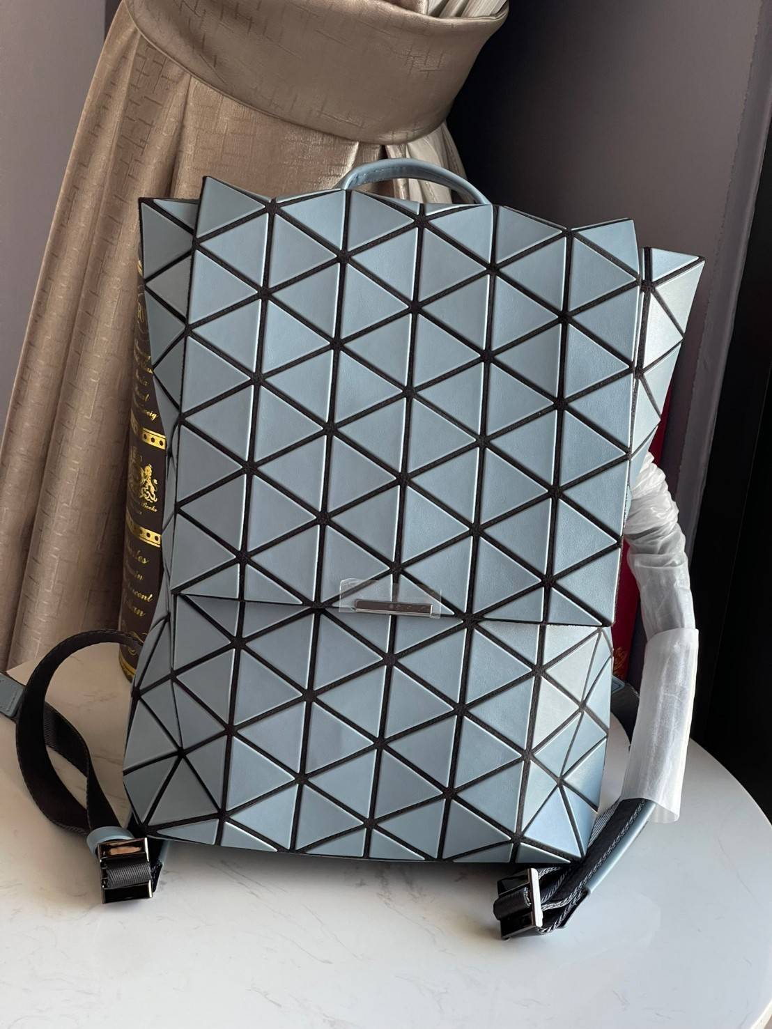 BAO BAO ISSEY MIYAKE Flap Backpacks กระเป๋าสะพายหลังรูปแบบใหม่จะเปิดตัว โดดเด่นด้วยฝาพับรูปสี่เหลี่ยมผืนผ้าที่เปิดและปิดได้ง่าย และรูปทรงแบบมินิมอล เป้สะพายหลังใช้งานได้ดีมาก