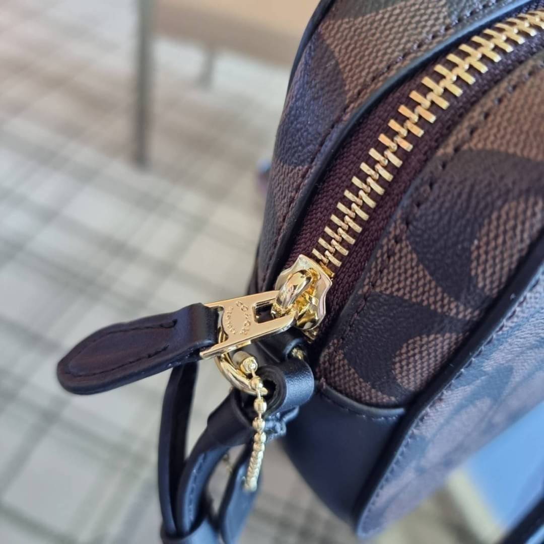 COACH 91677 MINI CAMERA BAG IN SIGNATURE CANVAS ขายดีที่สุด!! กระเป๋าสะพายข้างไซส์มินิ คลาสสิคอยู่ทรง อะไหล่ทองตัดดูหรู วัสดุหนังแคนวาสเคลือบลาย เปิด-ปิดด้วยซิป สายสะพายปรับได้ตามตัว ใบนี้แมทช์ได้ทุกลุค ใช้เป็น everyday bag ได้สบายๆเลยจ้า