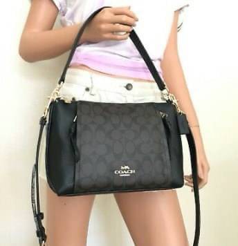 COACH SMALL MARLON SHOULDER BAG ((1600//1597)) 🌈พร้อมส่งที่ไทยอีกครั้ง ตามคำเรียกร้อง ห้ามพลาด! กระเป๋าหิ้ว//คล้องไหล่//สะพายข้างได้ หนังแท้ ทรงสวยมากค่ะ ด้านหน้ามีช่องซิปซ่อนแบบหนังห้อยให้2ช่อง ใส่ของจุกจิกค่ะ เปิดปิดกระเป๋าแบบซิป ภายในกว้างใส่ขอ