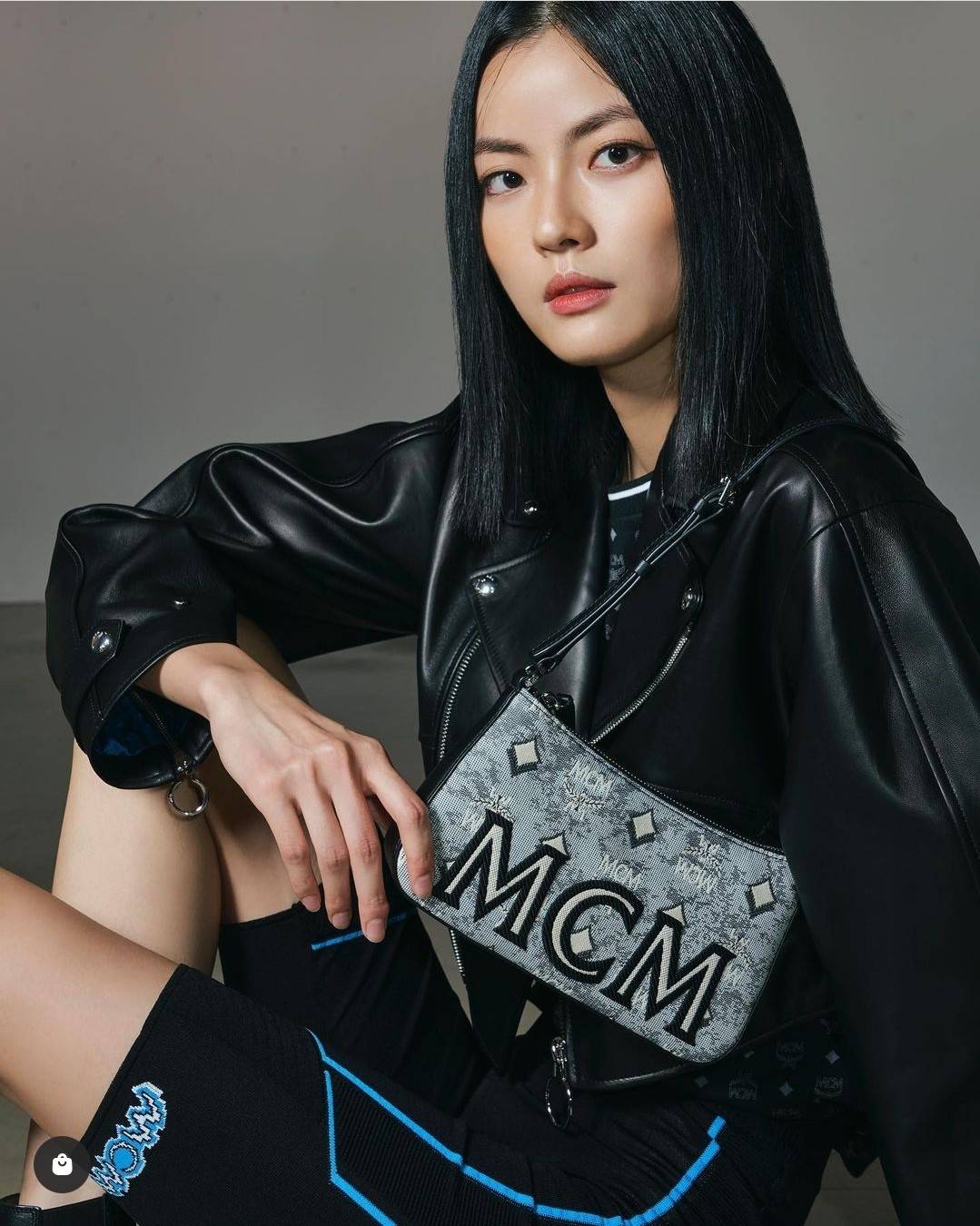 M.C.M MINI SHOULDER BAG IN VINTAGE JACQUARD MONOGRAM คอลเลคชั่นใหม่ล่าสุด โดดเด่นด้วยลายโมโนแกรม ถักทอบนผ้า woven jacquard กระเป๋าสะพายทรงพอชที่ไม่ธรรมดา มาพร้อมสายสะพายในตัว สามารถปรับใช้ได้ 2 แบบ สายยาวสะพายข้าง หรือจะนำสายเส้นกลางออกและปรับใช้สะพายไหล่