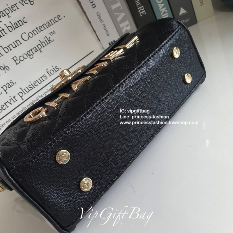 CHANEL VIP GIFT SHOULDER BAG รุ่น LIMITED จากงาน VIP GIFT(GWP) **มันดียยยย์มากแม่ ของแท้100% วัสดุหนังคาเวียร์เต็มใบ ด้านหน้าประดับโลโก้ทองสุดหรู ประดับสายร้อยลูกปัด CHANEL ฝากระเป๋่เปิดปิดด้วยกระดุมแป้กหมุน ด้านในรูดซิปอีกชั้น ช่องใหญ่กว้าง ด้านนึงเป็นช่