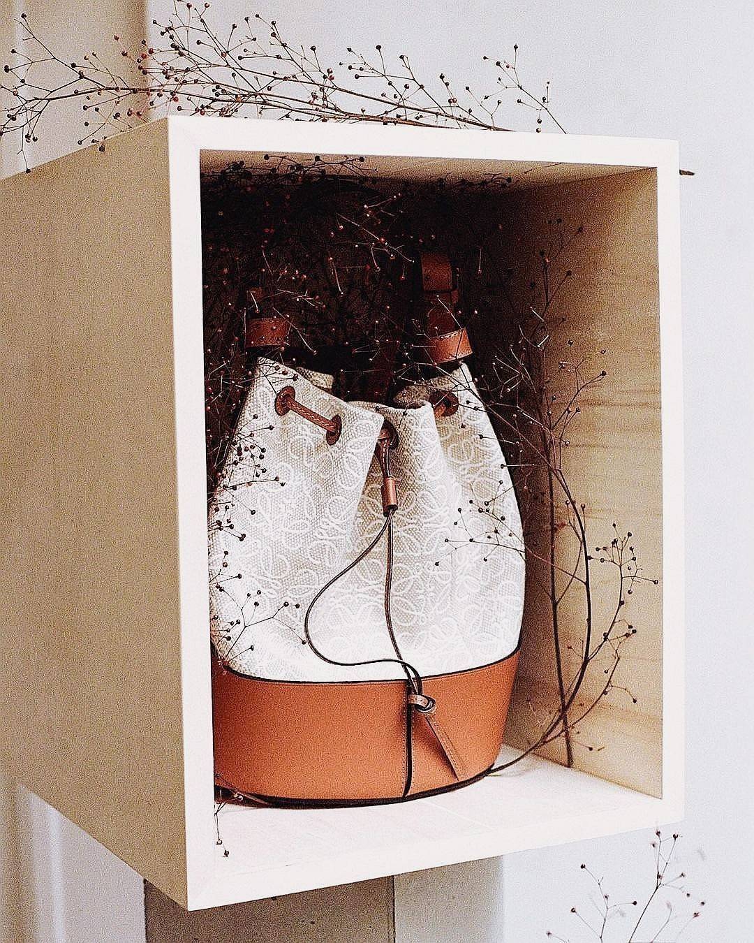 พรีเมี่ยมกิ๊ฟแท้ 100% 】LOEWE CROSSBODY ANAGRAM BUCKET BAG GIFT WITH PURCHASE (GWP) กระเป๋าถือหรือสะพายพรีเมี่ยมกิ๊ฟ Limited จาก LOEWE PERFUME DUTYFREE COUNTER รุ่นใหม่ล่าสุด Rare items หายากสุดเลอค่าวัสดุ Anagram Canvas ตัดหนังแท้ Calfskin สุดคลาสสิค