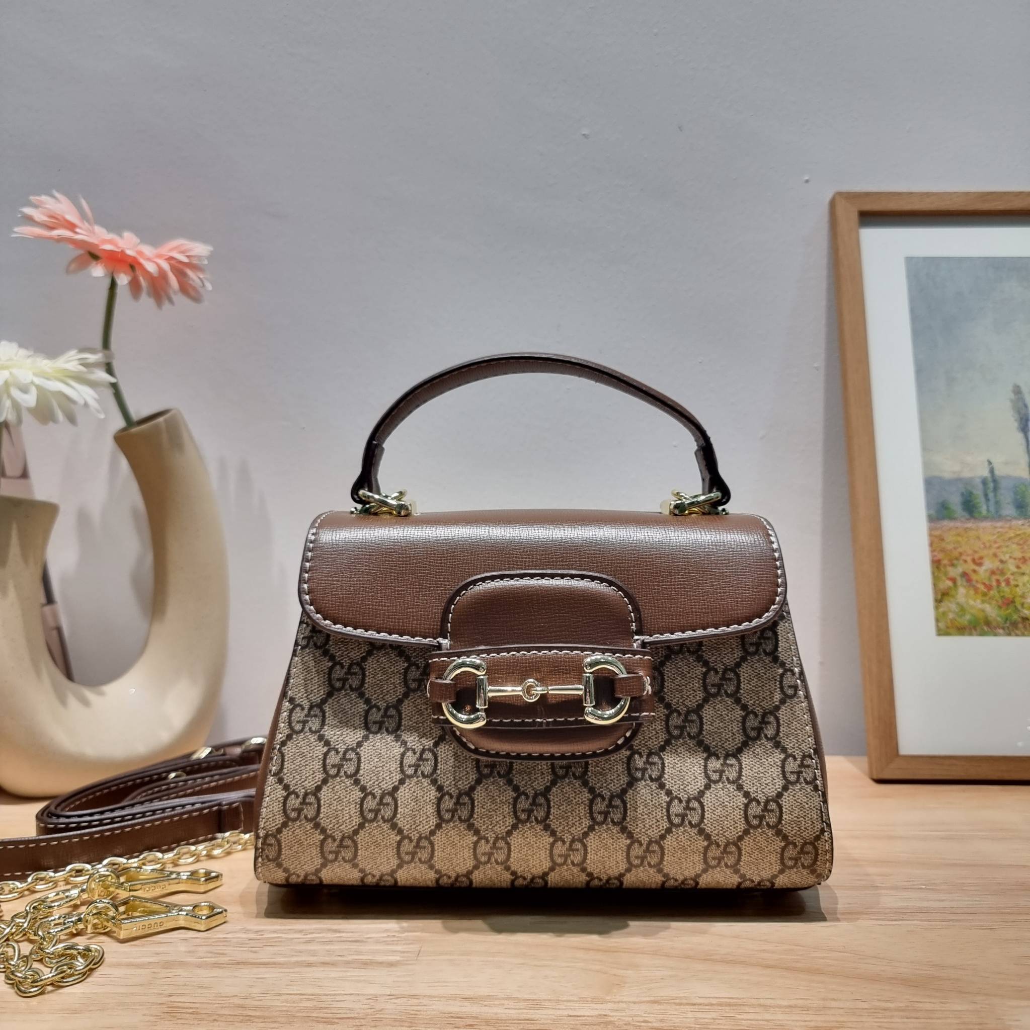 Gucci Horsebit 1955 mini bag / GG VINTAGE CROSSBODY BAG ใหม่จากพรีเมี่ยมกิ๊ฟสุดคุ้ม กระเป๋าสะพายข้าง สวยย้อนยุค ดีไซน์วินเทจแฝงความหรู วัสดุหนังแคนวาส เปิด-ปิดด้วยกระดุมแม่เหล็ก ภายในโล่งกว้าง แบ่งสัดส่วนไว้อย่างดี สายสะพายมีให้ 2 ถึงแบบ สลับใช้ได้ไม่มีเบ