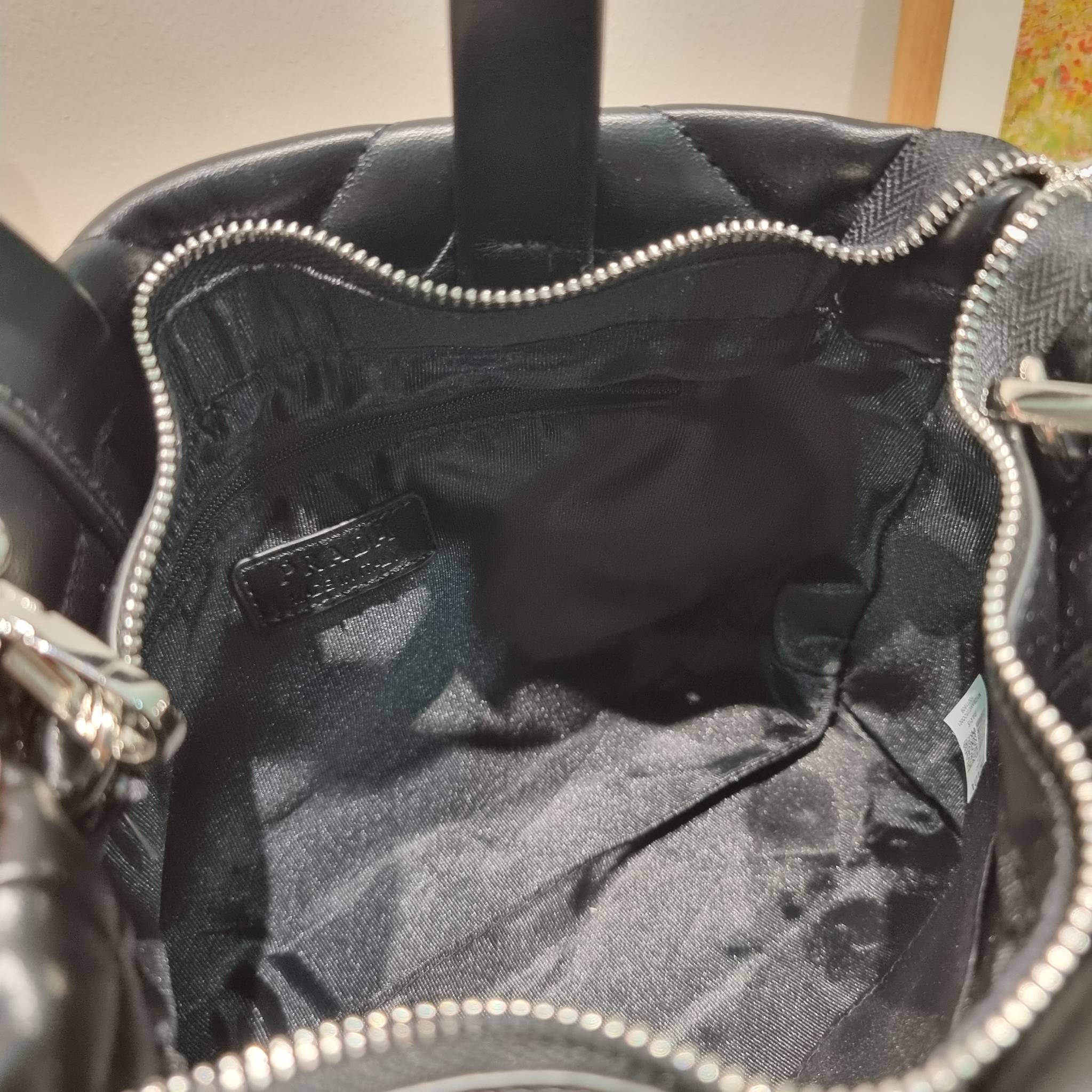 PRADA LEATHER PADDED BAG ใหม่ล่าสุด กับคอลเลคชั่นที่ทำออกมาตอบโจทย์ได้ทุกไลฟ์สไตล์ และเป็นยูนิเซ็กส์ กับกระเป๋าทรงโท้ท ขนาดกำลังดี