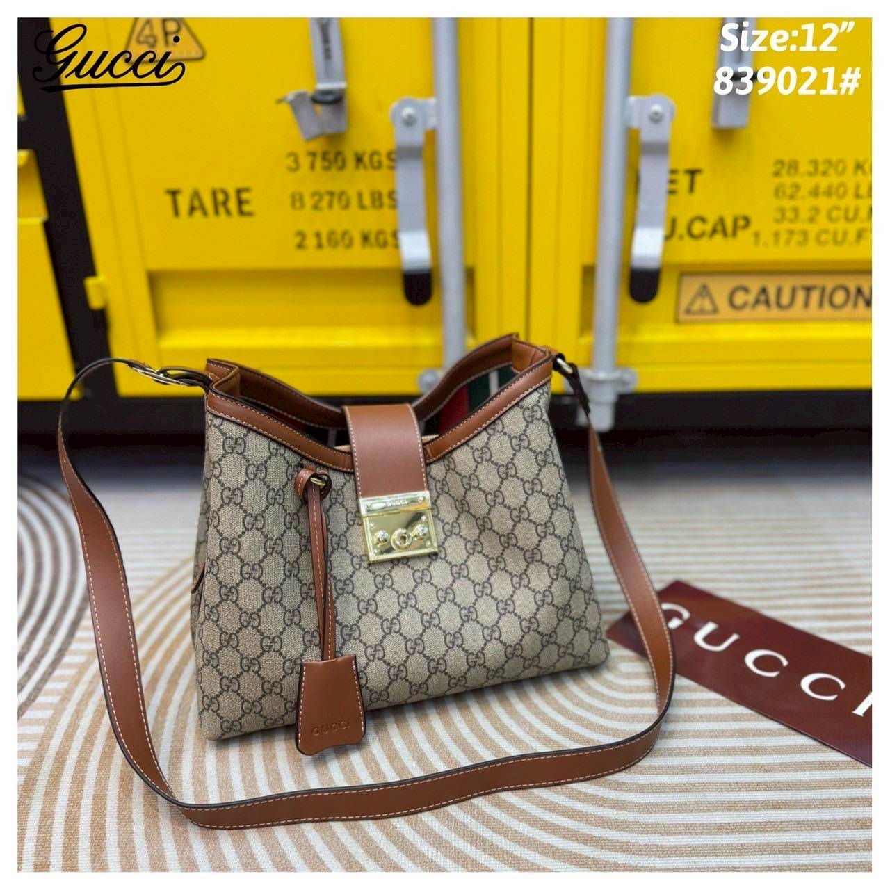 Gucci Padlock large shoulder bag กระเป๋าสะพายใบใหญ่ ในคอลเลกชั่น Pre-Fall 2025 แพดล็อกนำเสนอรูปทรงร่วมสมัยที่สามารถใช้งานได้หลากหลายสไตล์ สวยผู้ดีรูปทรงใช้งานง่าย วัสดุหนังแคนวาส
