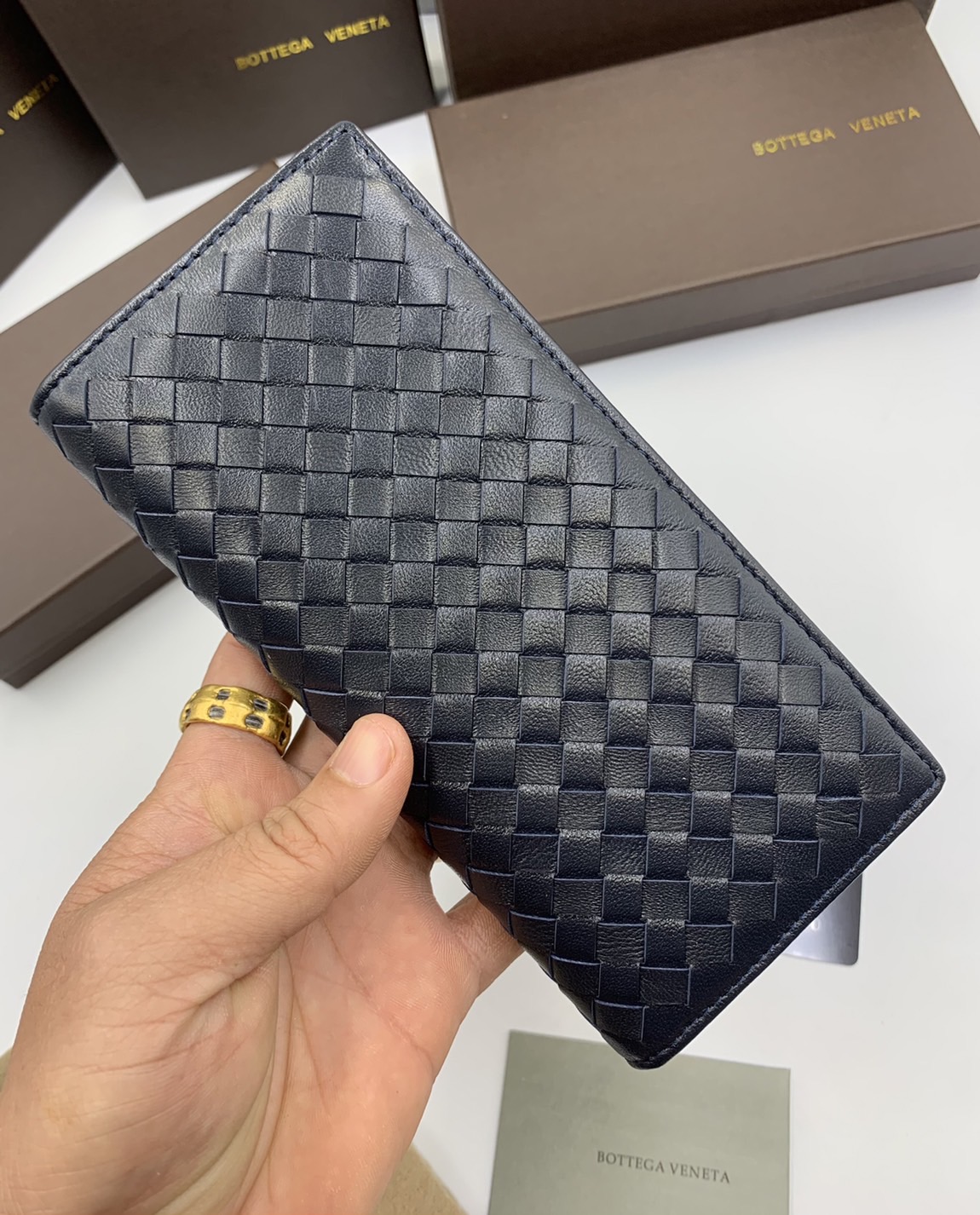 หนังแท้ BOTTEGA VENETA LONG WALLET / BV LONG WALLET / BV Wallet พร้อมส่งที่ไทย กระเป๋าสตางค์ใบยาว 2 พับ รุ่นตามหา มาเท่าไหร่ไม่เคยพอเลยค่า เป็นรุ่นคลาสสิกที่หยิบมาใช้งานได้บ่อยที่สุด งานหนังลูกวัวแท้ทั้งใบ ใช้ทนทานได้นาน ใช้ทนทานได้นานภาพสินค้าถ่ายจากงานข