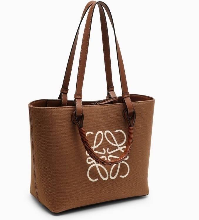 Loewe Anagram leather canvas tote bag / Loewe Tote Bag กระเป๋าโท้ทน้องใหม่ วัสดุทำจากหนังแคนวาส ใช้งานทนทาน ออกแบบมีสายสะพายไหล่และหูหิ้ว เรียกว่าใช้งานได้แบบ 2 in1 งานสวยล้ำ ไม่ซ้ำใคร ปักโลโก้ Anagram ที่ด้านหน้า เปิด-ปิดด้านบนด้วยเชือกผูก ด้านในมีช่องสำ