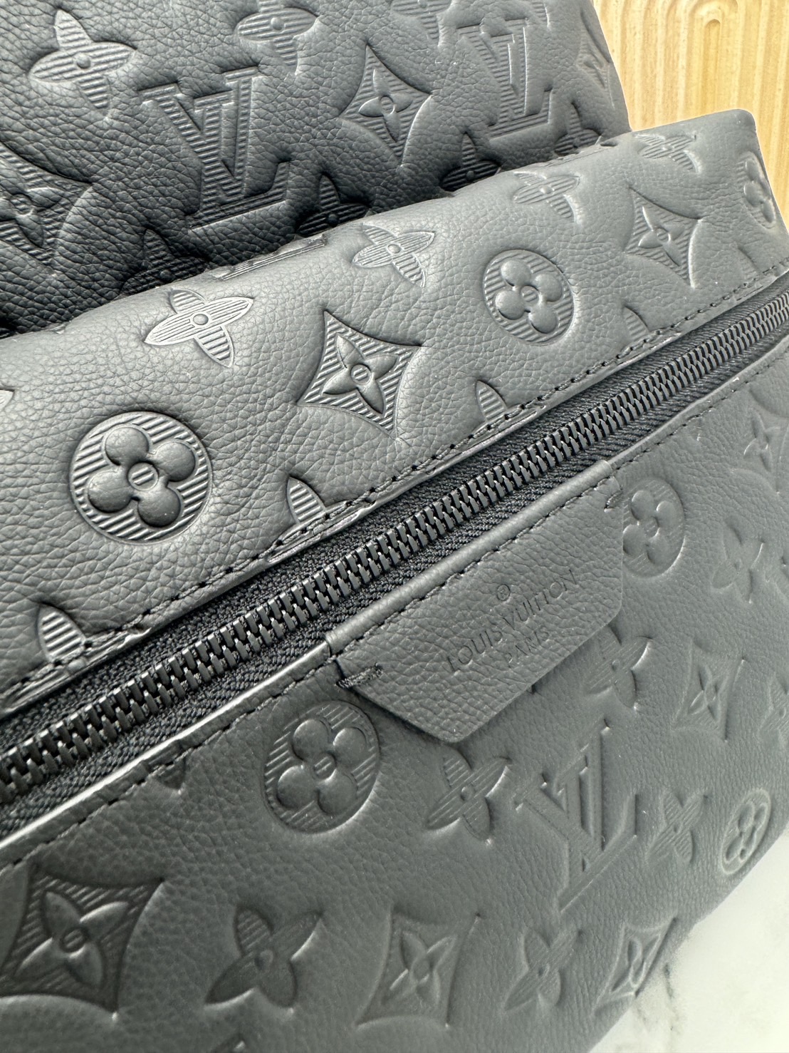 LV Discovery Backpack กระเป๋าเป้สะพายหลัง ผสมผสานความมีสไตล์ สะดวกสบาย กับฟังก์ชันการใช้งานเข้าด้วยกัน ไอเท็มออกแบบรับกับรูปร่าง ปั้มลาย Monogram Shadow เต็มใบ