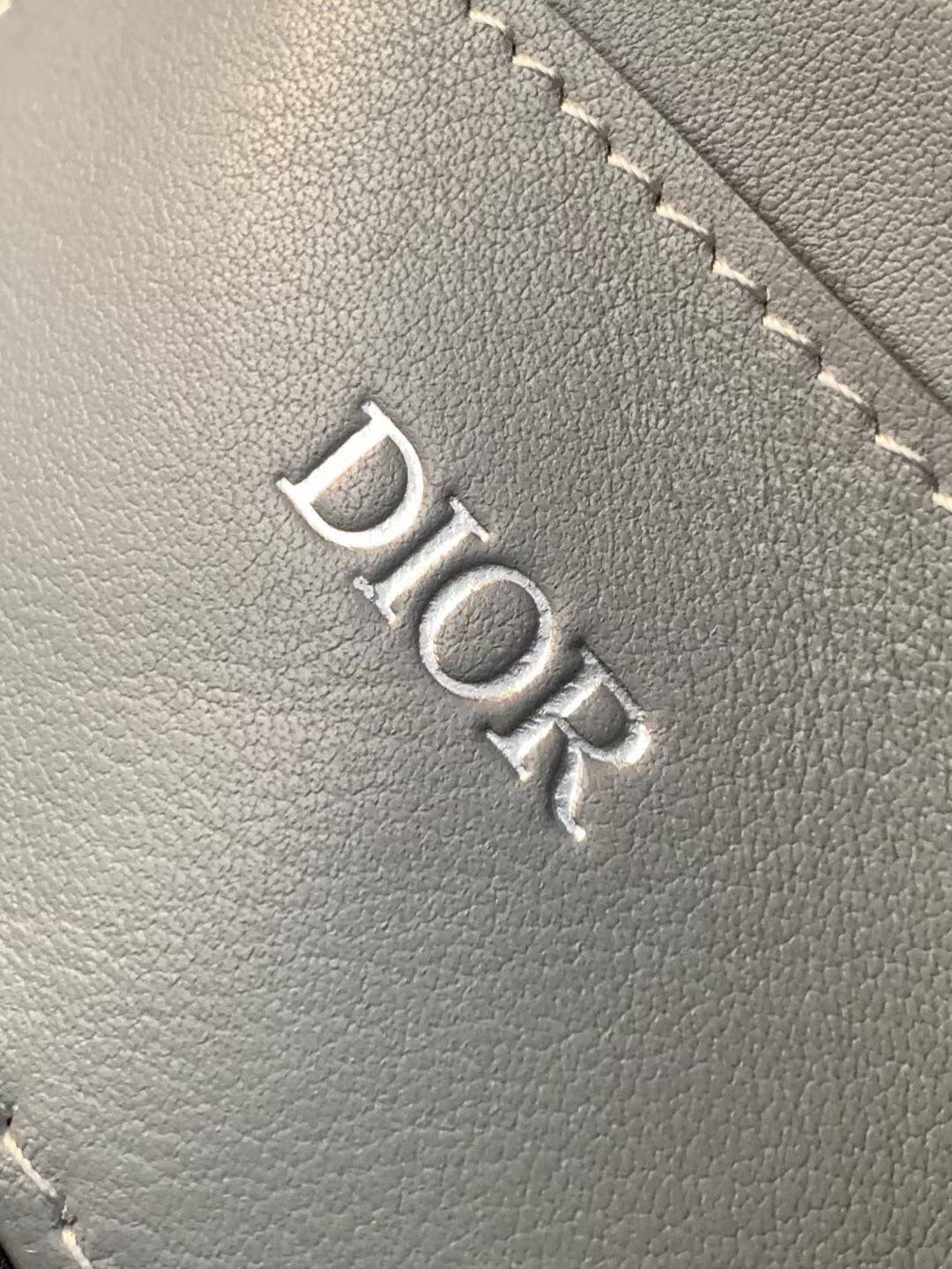 DIOR TOILETRY BAG Oblique Jacquard / Dior Toiletry Handbag พร้อมส่ง กระเป๋าถือมีสายคล้องมือ สวยหรูหราเป็นเอกลักษณ์แบรนด์ **สินค้าเกรดท็อปออริจินอล 1:1 สลับแท้ เกรดดีสุด ใช้งานต่างประเทศได้