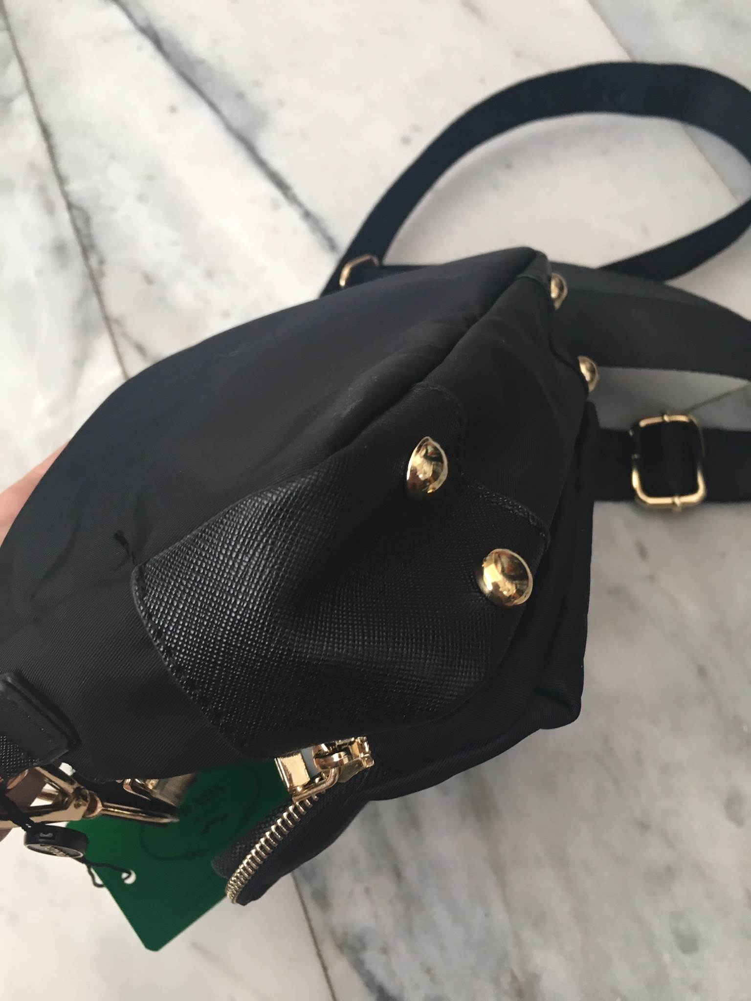 งานพรีเมี่ยมกิ้ฟ จากเคาเตอร์ต่างประเทศคะ 🐼รุ่น Limited edition ค่า ได้ กระเป๋าอเนกประสงค์ #ใบนี้2in1 จากแบรนด์ PRADA มาค่า เป็น กระเป๋าผ้าไนล่อน ตามแบบฉบับของแบรนด์เลย ใบนี้มีสายยาวให้คะ มีหูสั้นสำหรับถือได้ด้วยคะ #เลิศมาก สะพายเป็น shoulder bag ไ