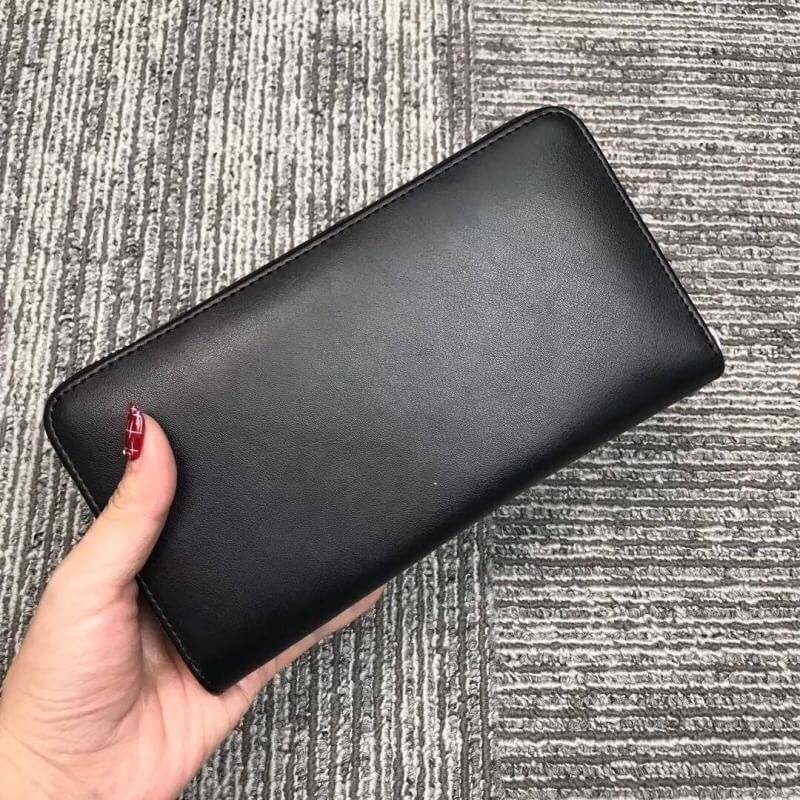 LACOSTE FACTORY LONG WALLET กระเป๋าสตางค์ใบยาวรุ่นใหม่ล่าสุดหนังสวยอยู่ทรงเปิดปิดด้วยซิปรอบด้านหน้ามีโลโก้แบรนด์เรียบหรู ภายในมีโลโก้ ช่องซิป ช่องใส่บัตรหลายช่องใส่มือถือ iphone8 เหรียญ บัตรได้เยอะ ตัวจริงสวยน่าใช้คลาสสิคไม่มีเอ้าท์ ราคาสุดคุ้ม สินค้ามาพร