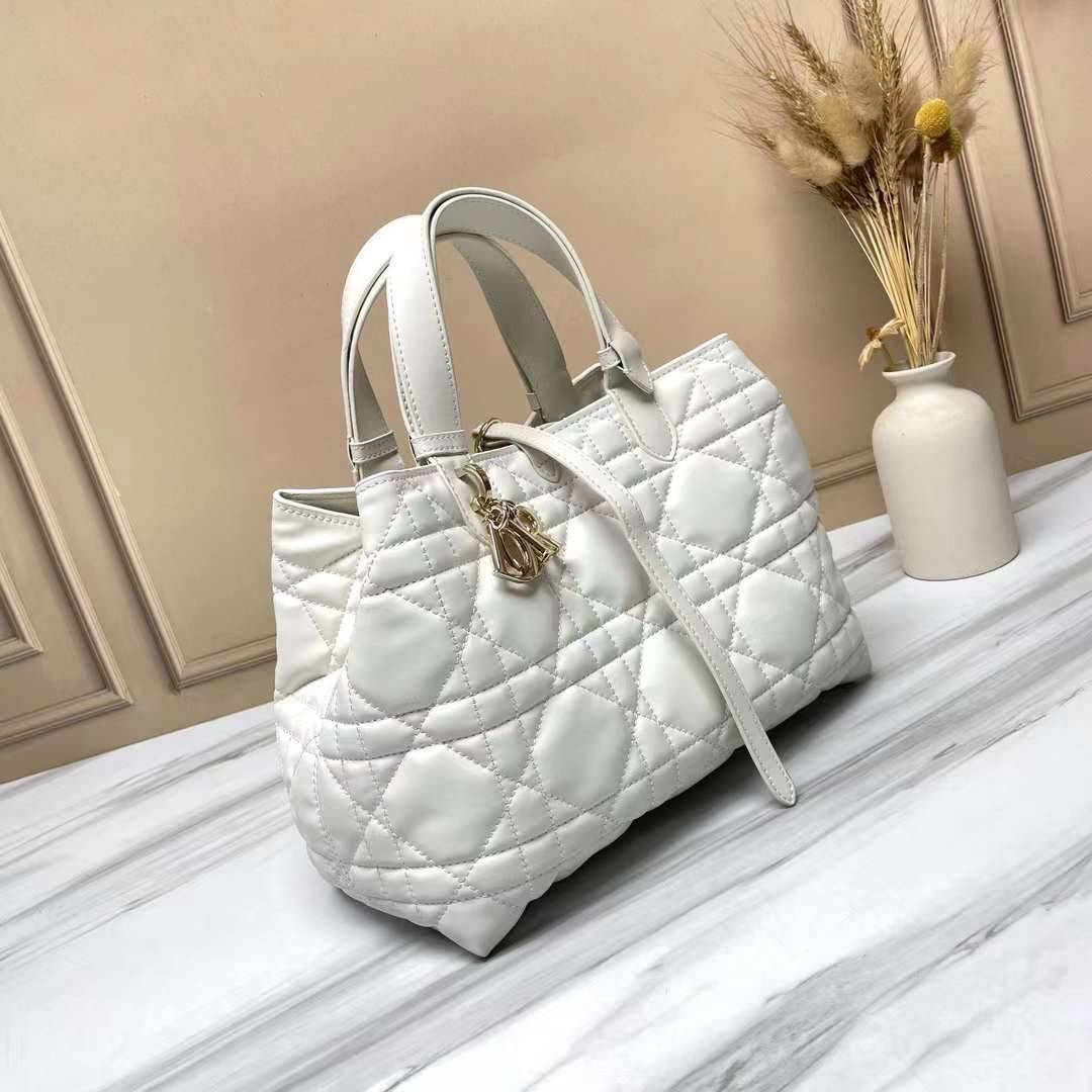 MEDIUM 30cm DIOR TOUJOURS BAG Macrocannage Calfskin / DIOR Tote Bag ออริ 1:1 พร้อมส่ง 5 สี กระเป๋าสะพายทรงโท้ท จุของได้เต็มที่ รูปทรงคลาสสิค หนังสวย หรูหราเกินราคา