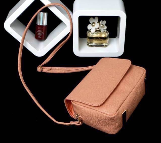 กระเป๋าสะพาย H&M รุ่น cross body bag มี 4 สี : ดำ , ชมพูนู๊ด , เหลือง , มิ้นท์