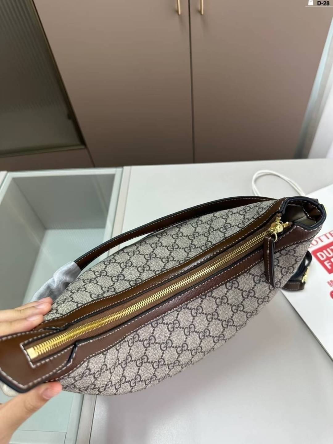 GUCCI GG Supreme Monogram Linea A Hobo Brown กระเป๋าทรงโฮโบวินเทจใบใหญ่ จุของได้เยอะ ลายโมโนแกรมคมชัด ตกแต่งกระเป๋าด้านหลังเพิ่มกิมมิกสวยน่าสนใจ เป็นอีกใบที่เรียบหรูดูแพง