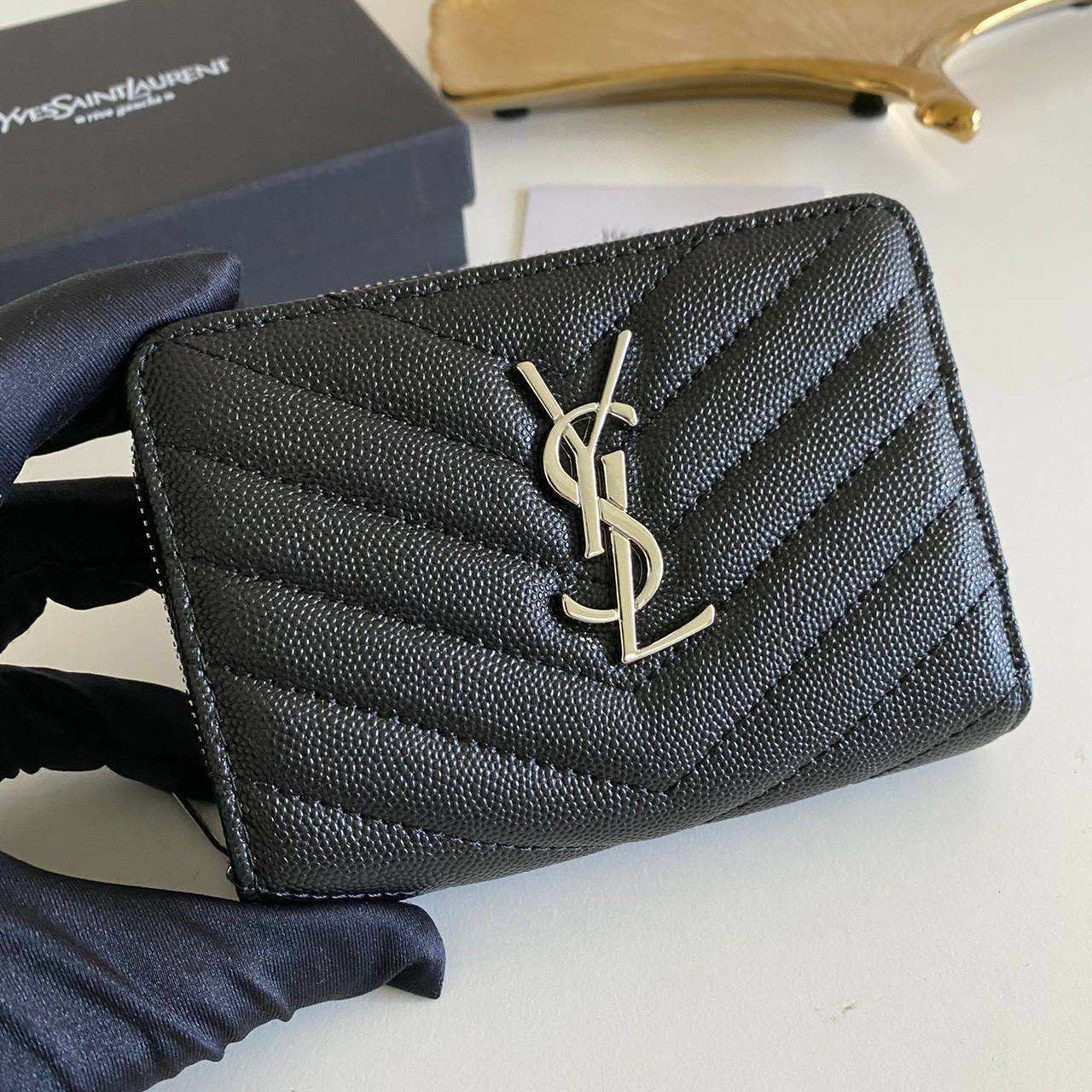 VIP GIFT 】หนังแท้ YSL Saint Laurent monogram compact zip short wallet มาแล้วจร้า ถามหากันเยอะมากๆ กระเป๋าสตางค์ใบสั้นที่ใส่แบงค์ ใส่บัตร ใส่เหรียญได้เยอะสุดๆ มีสองด้านซิปและพับ ใบเดียวครบจบเลย หนังสวยมาก ละเอียดสุดๆ