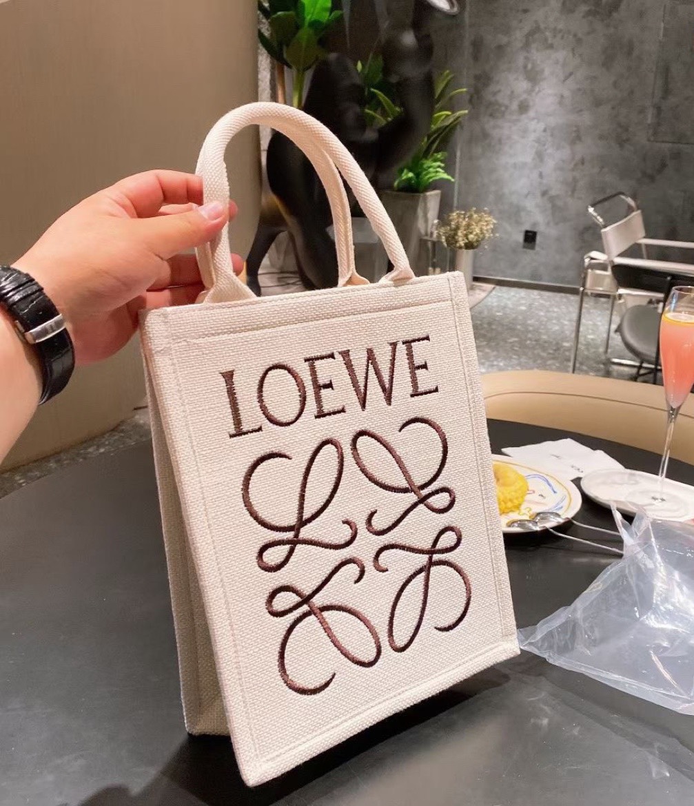 VIP GIFT 】LOEWE tote bag งานคอลเลคชั่นใหม่จาก LOEWE สไตล์วินเทจน่ารักมากค่ะ วัสดุผ้าอย่างดีปักแบรนด์ด้านหน้า พร้อมส่ง 2 สีค่า ครีมอ่อน และน้ำตาล น่ารักมากมาย ไปทะเลถือชิลๆ เก๋ไปอีกน้าาาา ^^