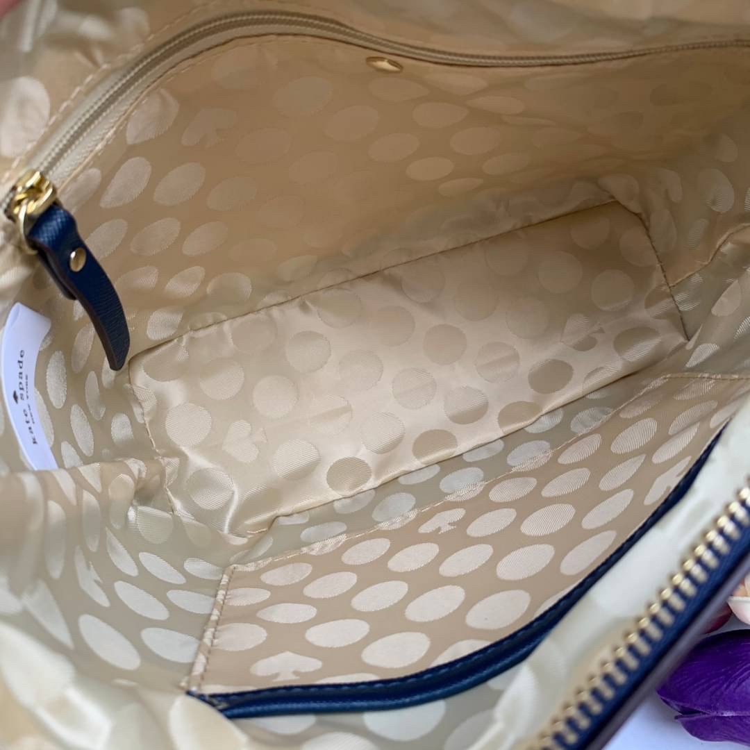 ของแท้ 💯% Kate Spade New York Cross Body Bag กระเป๋าถือหรือสะพาย หนัง Saffiano ภายในมีช่องซิปและช่องเล็ก มีหมุดรองฐานกันรอย 4 มุม อะไหล่ทองทั้งใบ ขนาดกำลังดี ใส่กระเป๋าสตางค์ยาวได้ค่ะ