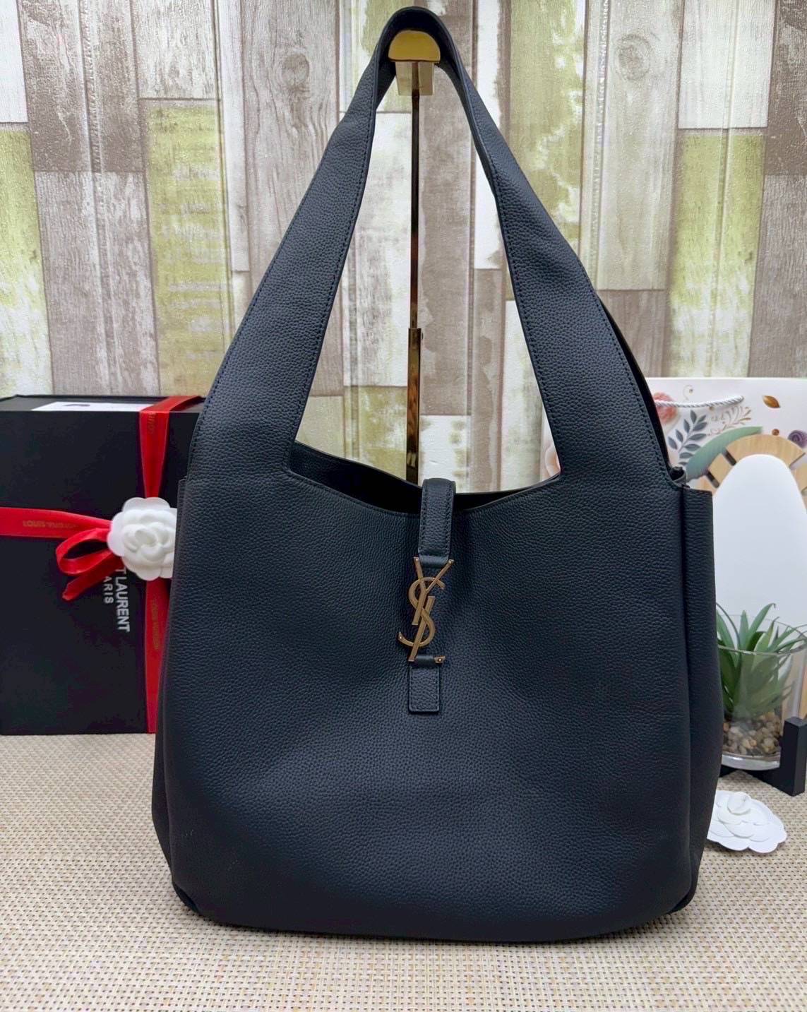 ORI หนังแท้ | YSL LE 5 À 7 BEA IN GRAINED LEATHER TOTE BAG กระเป๋าทรงโท้ทหนังแท้ลายเกรน สวยเด่นเป็นเอกลักษณ์ ดีไซน์เรียบแต่มาก สวยดูแพง ภายในโล่งกว้าง จุของได้เยอะ