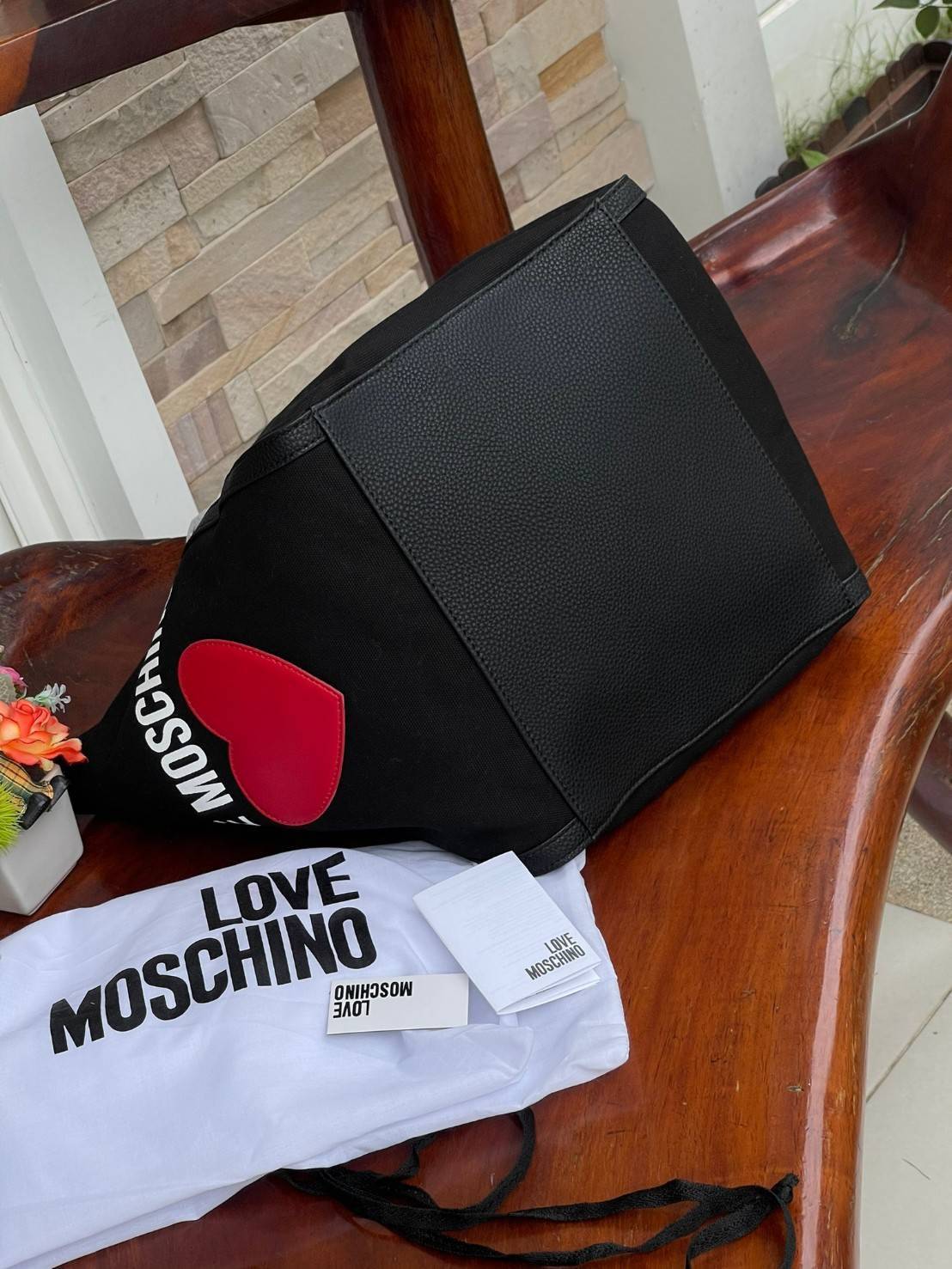 Love Moschino Borsa Donna MOD.JC4333PP07KV VAR.Unica กระเป๋าทรง Tote เป็นกระเป๋าที่สาวๆ ทำงานนิยมมากที่สุด เพราะมีขนาดใหญ่พอเหมาะใส่เอกสารขนาด A4 ใส่ของใช้ของจำเป็นได้ครบสำหรับการใช้งานนอกบ้านใน 1 วัน ถ้าต้องออกไปธุระต่อตอนค่ำก็ยังไม่ใหญ่เทอะทะเกินไป