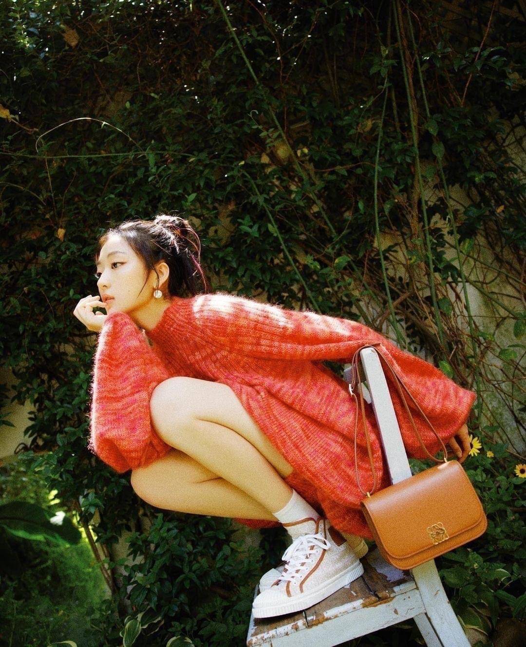 small : LOEWE Goya anagram small leather shoulder bag มาทำความรู้จักทุกดีเทลของ กระเป๋า GOYA ไอเท็มใบใหม่ล่าสุดจาก Loewe ด้วยรูปทรงกล่องอันคลาสสิกที่มาพร้อมรายละเอียดอันน่าค้นหา ด้วยรูปทรงบ็อกสุดคลาสสิก พร้อมโครงสร้างที่กะทัดรัดเปี่ยมไปด้วยสเน่ห์น่าค้นหา 