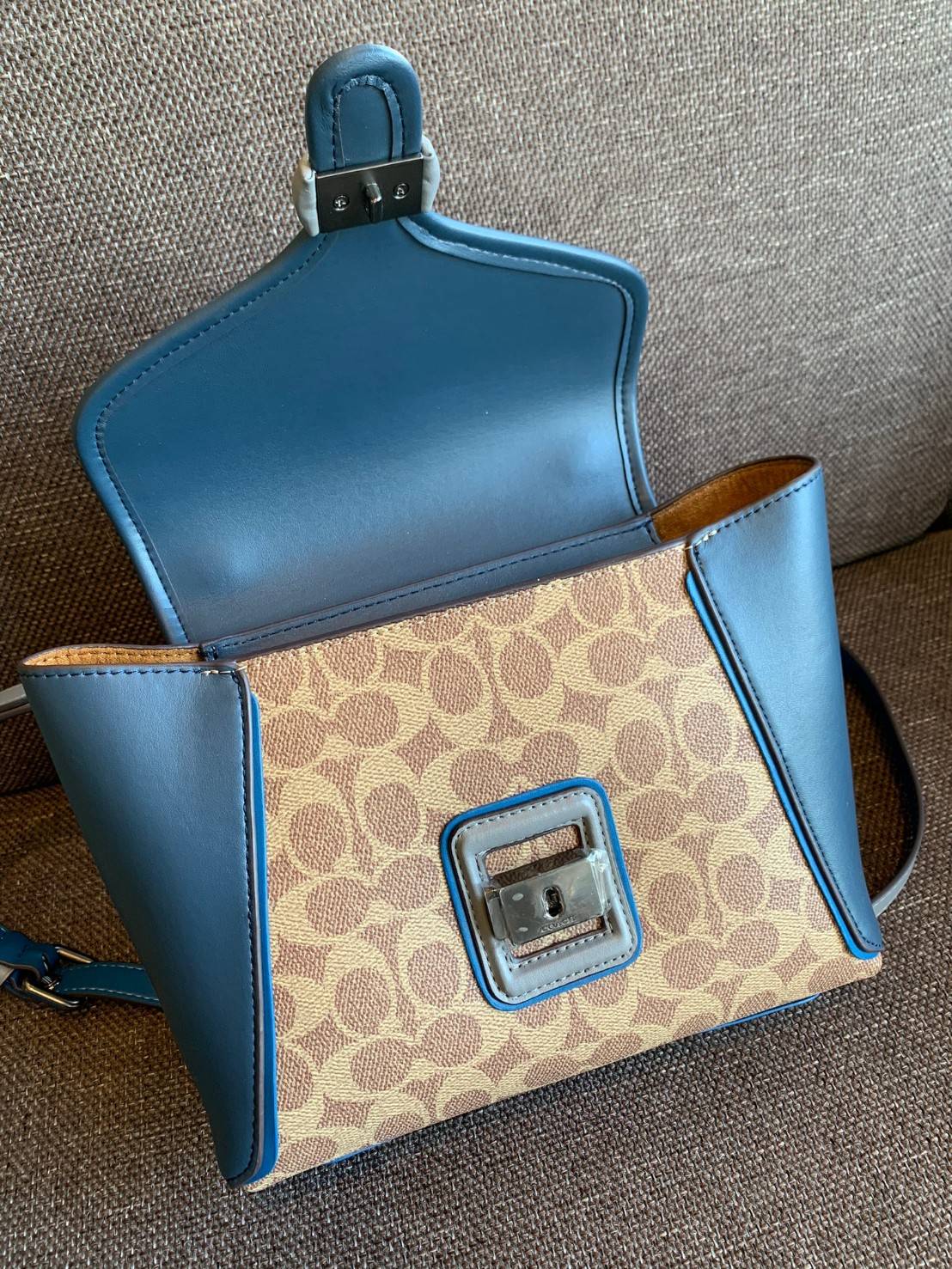 COACH COURIER CARRYALL 23 IN COLORBLOCK SIGNATURE CANVAS พร้อมส่ง 7 แบบ พร้อมส่ง ลุคดูไฮสุดๆค่ะ! กระเป๋าสะพายหนังหรูหราและคลาสสิค หนังแท้ชั้นดีที่สุด น้ำหนักเบา หนังสวยมากก สัมผัสแล้วหลงรักแน่นอนจ้าา😘