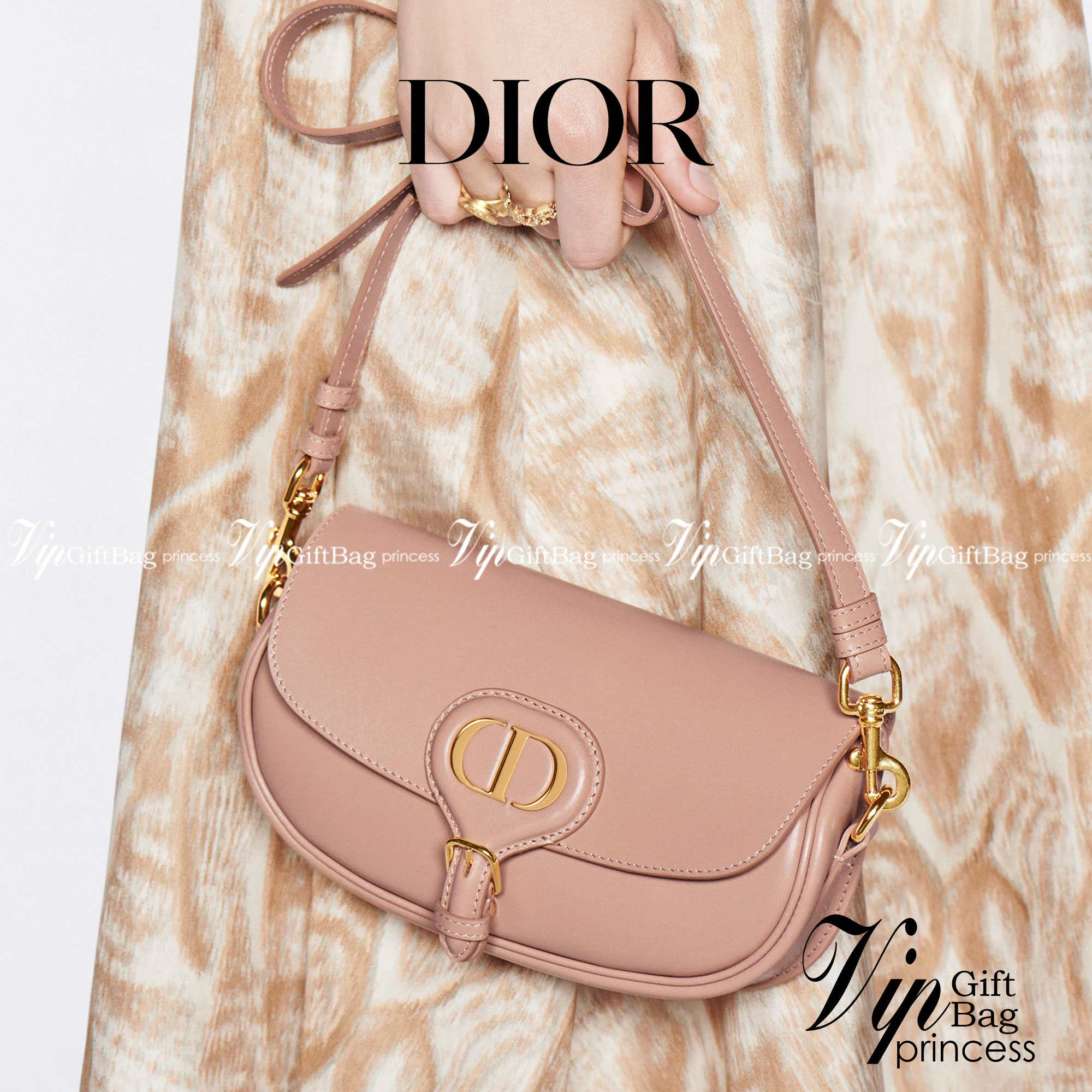 หนังแท้ DIOR BOBBY EAST-WEST BAG พร้อมส่งที่ไทย งานหนังแท้ทั้งใบเกรดออริจินอล ภาพสินค้าถ่ายจากงานขายจริง ใช้งานต่างประเทศได้ รุ่นใหม่ในฤดูกาลนี้ เพิ่มความทันสมัยให้กับซิลลูเอทของ Hobo ผ่านเส้นสายที่สง่างามและสัดส่วนที่กลมกลืนกัน สไตล์หนังลูกวัว โดดเด่นด้ว