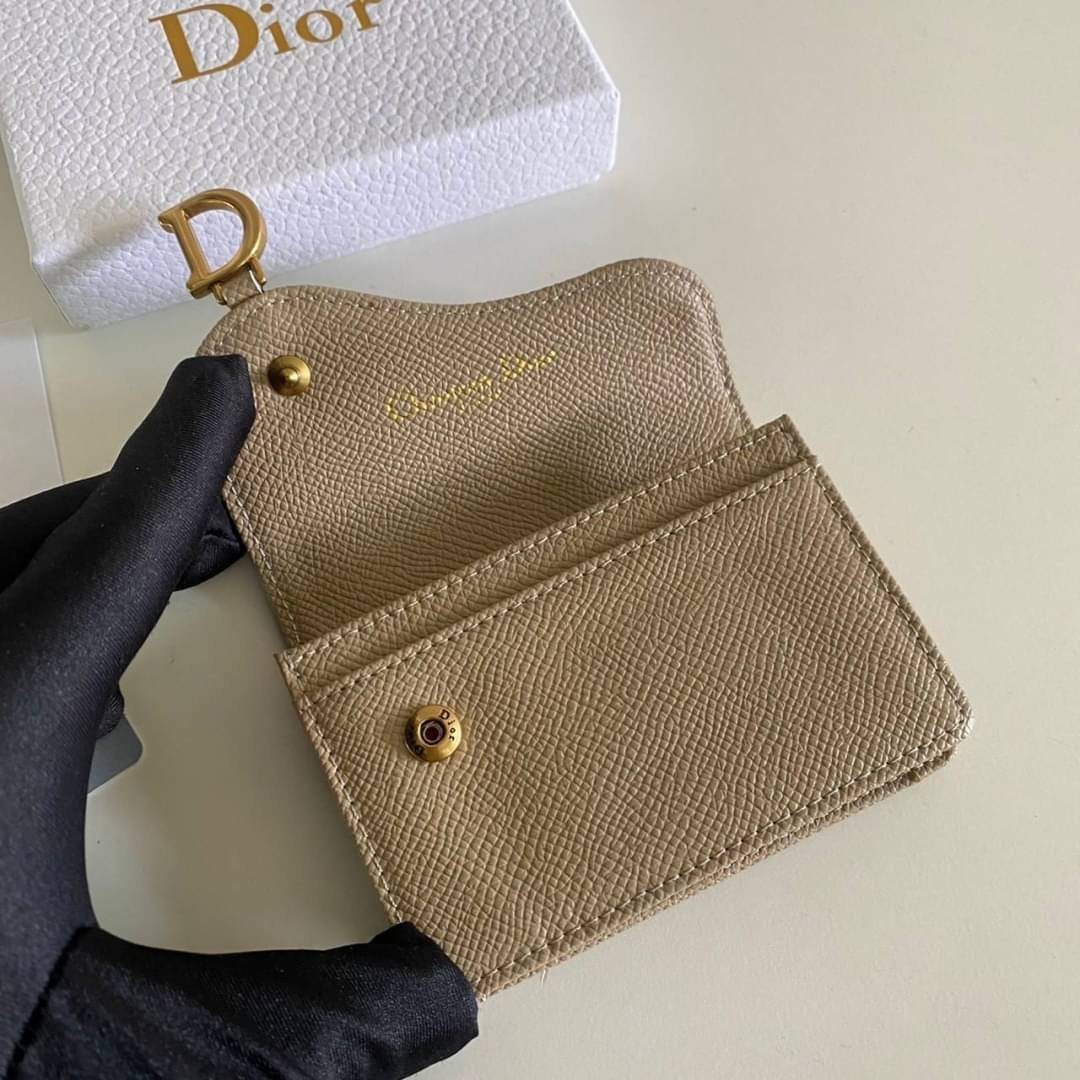 DIOR Wallet calfskin / DIOR SADDLE FLAP CARD HOLDER งานหนังแท้ กระเป๋าใส่เหรียญใส่การ์ดอะไหล่ทอง มาพร้อม กล่อง ถุงผ้า ถุงกระดาษ พร้อมส่งที่ไทย ภาพสินค้าถ่ายจากงานขายจริง ใช้งานต่างประเทศได้