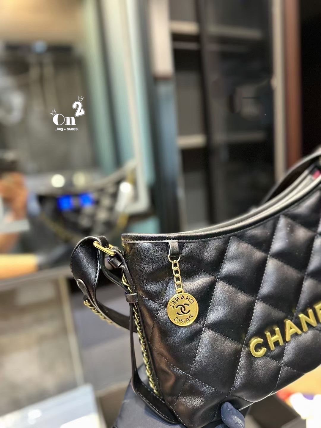 CHANEL HOBO BAG Shoulder Bag กระเป๋าสะพายทรงโฮโบ หนังลายตาราง โลโก้CC Iconic ด้านบนแบบเปิดปิดด้วยซิป สายโซ่ทองสวยหรูใช้งานสะดวกกำลังน่ารักเลยค่ะ