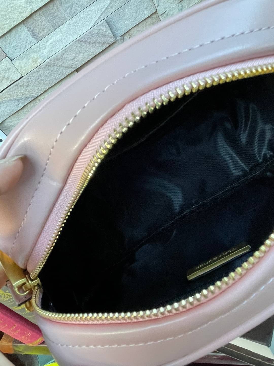 Tory Burch KIRA CHEVRON SMALL CAMERA BAG สาว ๆ ลุคคุณหนูไม่ควรพลาด Collection นี้เลยนะคะ เพราะ Kira Chevron เป็นรุ่นที่ตอบโจทย์และครองใจสาว ๆ ได้อย่างแท้จริง เนื่องจากมีดีไซน์เรียบหรู โดยใช้เทคนิคการเย็บบนหนังเป็นลายเส้น (Chevron) ทำให้กระเป๋าดูมีราคามากย