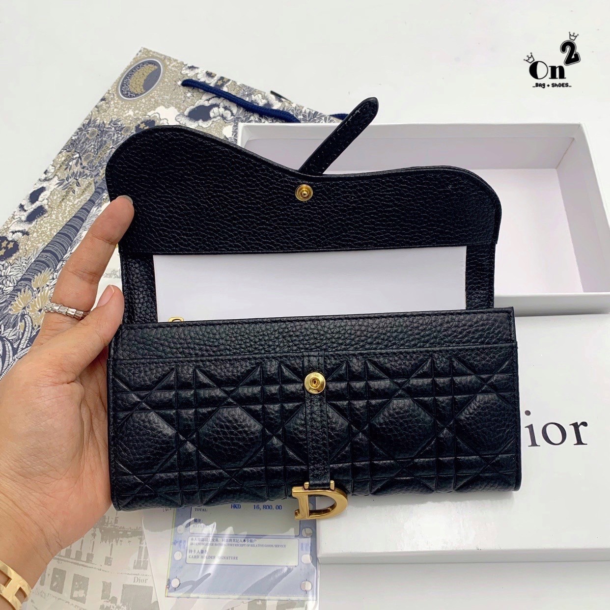 Dior Long Wallet กระเป๋าสตางค์ใบยาว เปิดหน้าทรงเคิร์ป สวยหรู งานหนังนิ่มฟู มาพร้อมอะไหล่สีทองหรูหรา ด้านในมี 3 ช่องใช้งาน งานจริงคือสวยมาก มาให้สาวๆเลือกใช้กัน 3 โทนสี ราคาดีย์มากกน้าาา