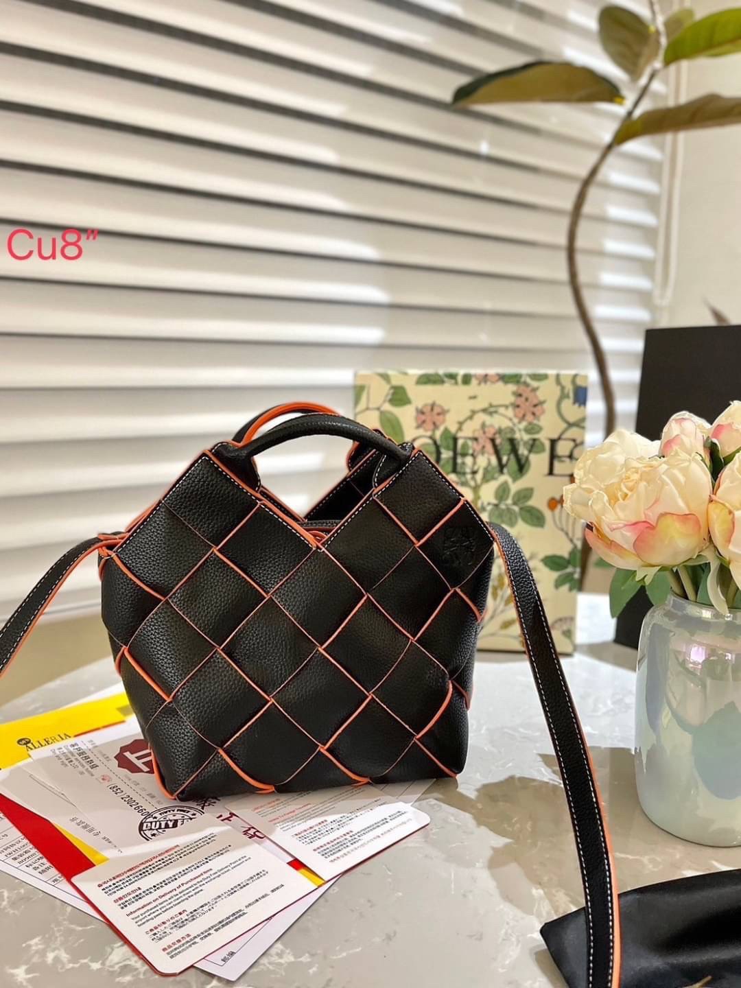 LOEWE WOVEN BASKET LEATHER BAG 20cm กระเป๋าสะพายถักทอด้วยความปราณีต ขนาดกำลังดีจุได้แบบเน้นๆ วัสดุหนังอย่างดีเต็มใบ หรูเลิศ