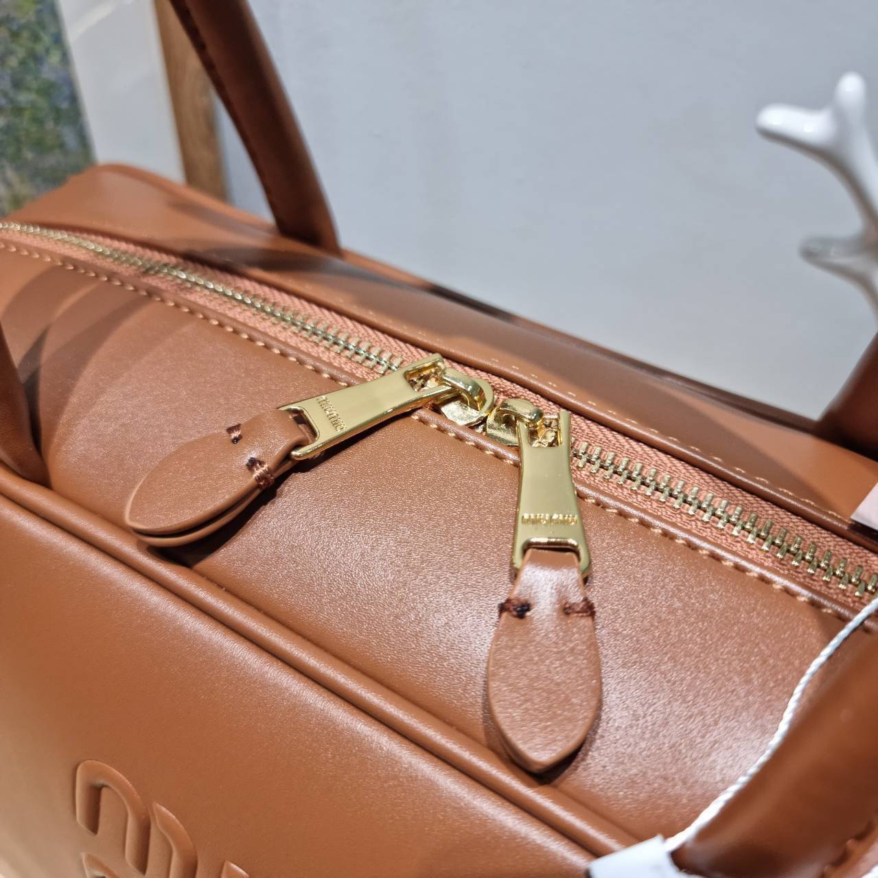 MIU MIU LEATHER BEAU BAG กระเป๋าถือรุ่นสุดจึ้ง ที่ไม่มีตอนนี้คือพลาด ดีไซน์เรียบแต่มากมีอยู่จริง สวยดูแพง หูจับในตัวง่ายและสะดวกพกพา เพียงแค่คล้องไหล่ ขนาดใหญ่จุของได้แบบสบายๆ