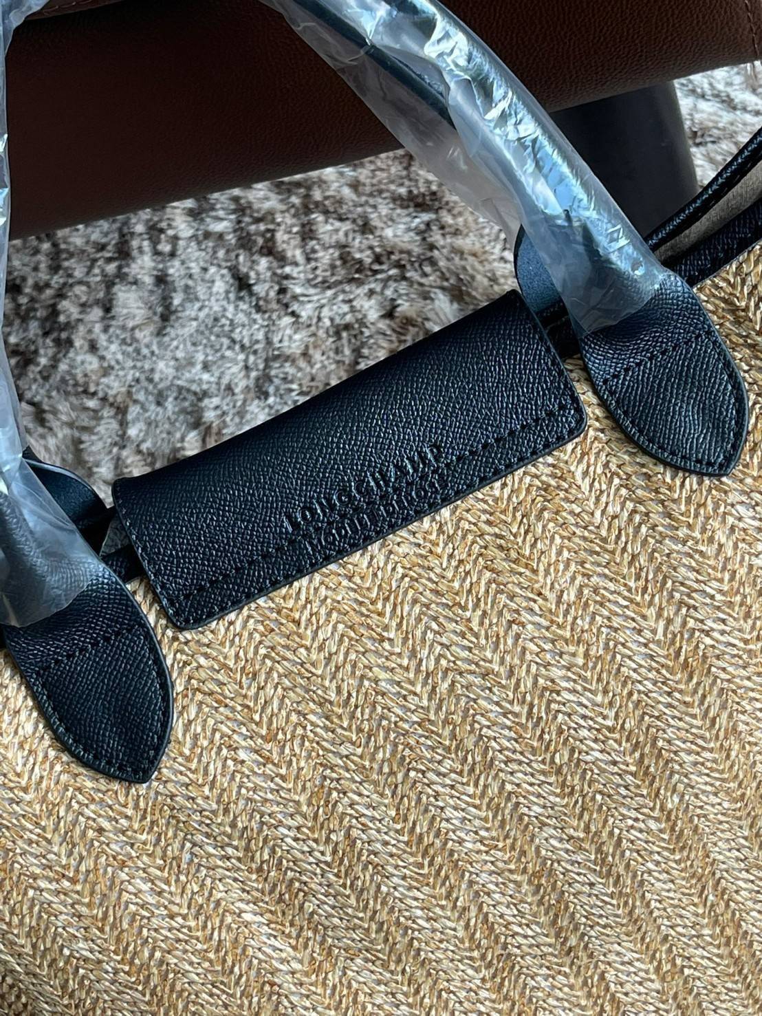 LONGCHAMP LE PLIAGE COLLECTION PAILLE TOP HANDLE BAG มี 3 ขนาด XS/S/M กระเป๋าถือหรือสะพาย งานสาน raffia ปากกระเป๋าตัดด้วยหนังสีดำ ลุคช์สุดเท่ของเหล่า Celebrities กับกระเป๋าปิคนิกสุดฮิตจาก Longchamp อย่าง Le Pliage Paille (เลอ ปลิยาจ ไพล์) ถือเป็นกระเป๋าที